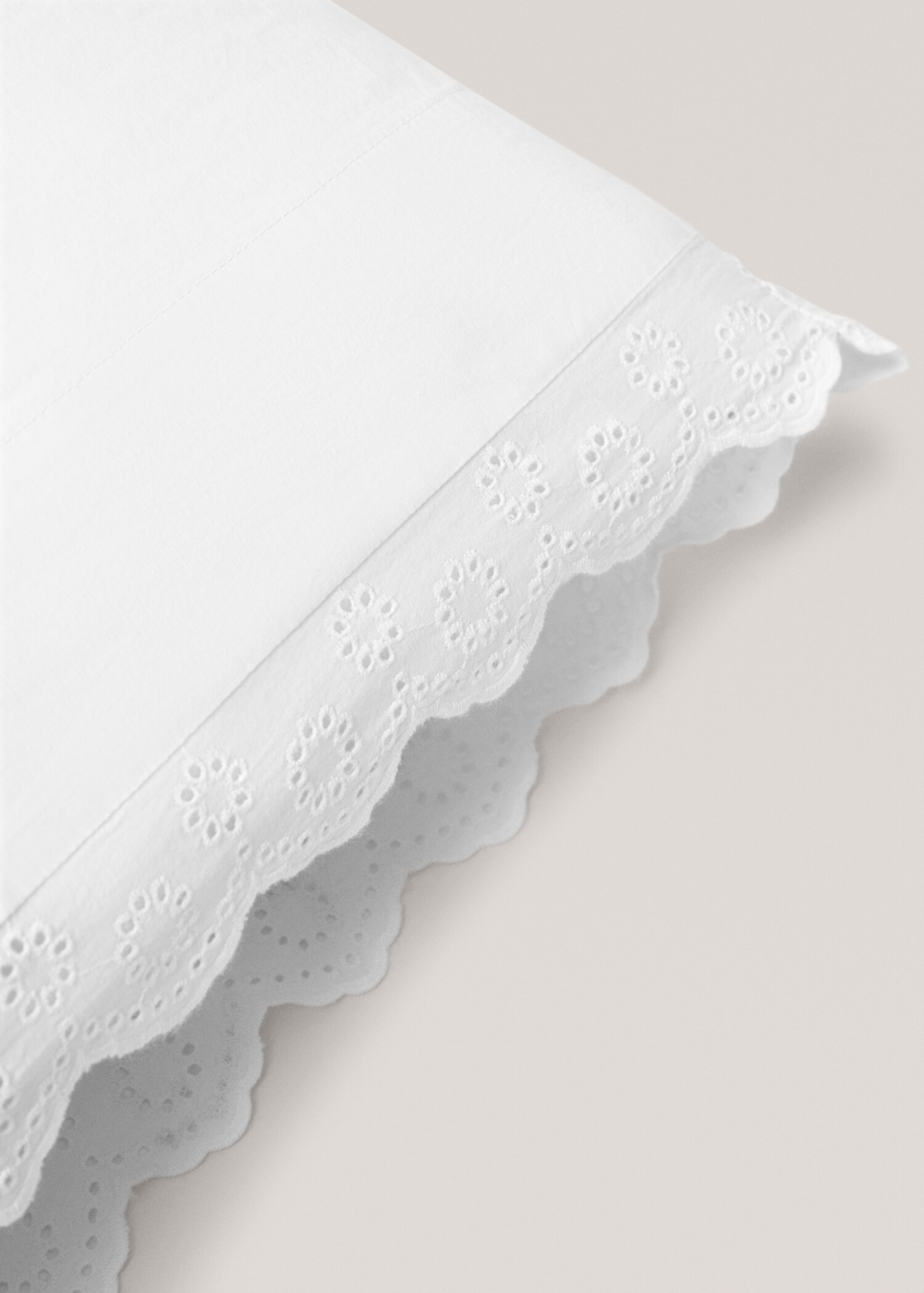Pillowcase with embroidered flounces 45x110cm - Details of the article 2