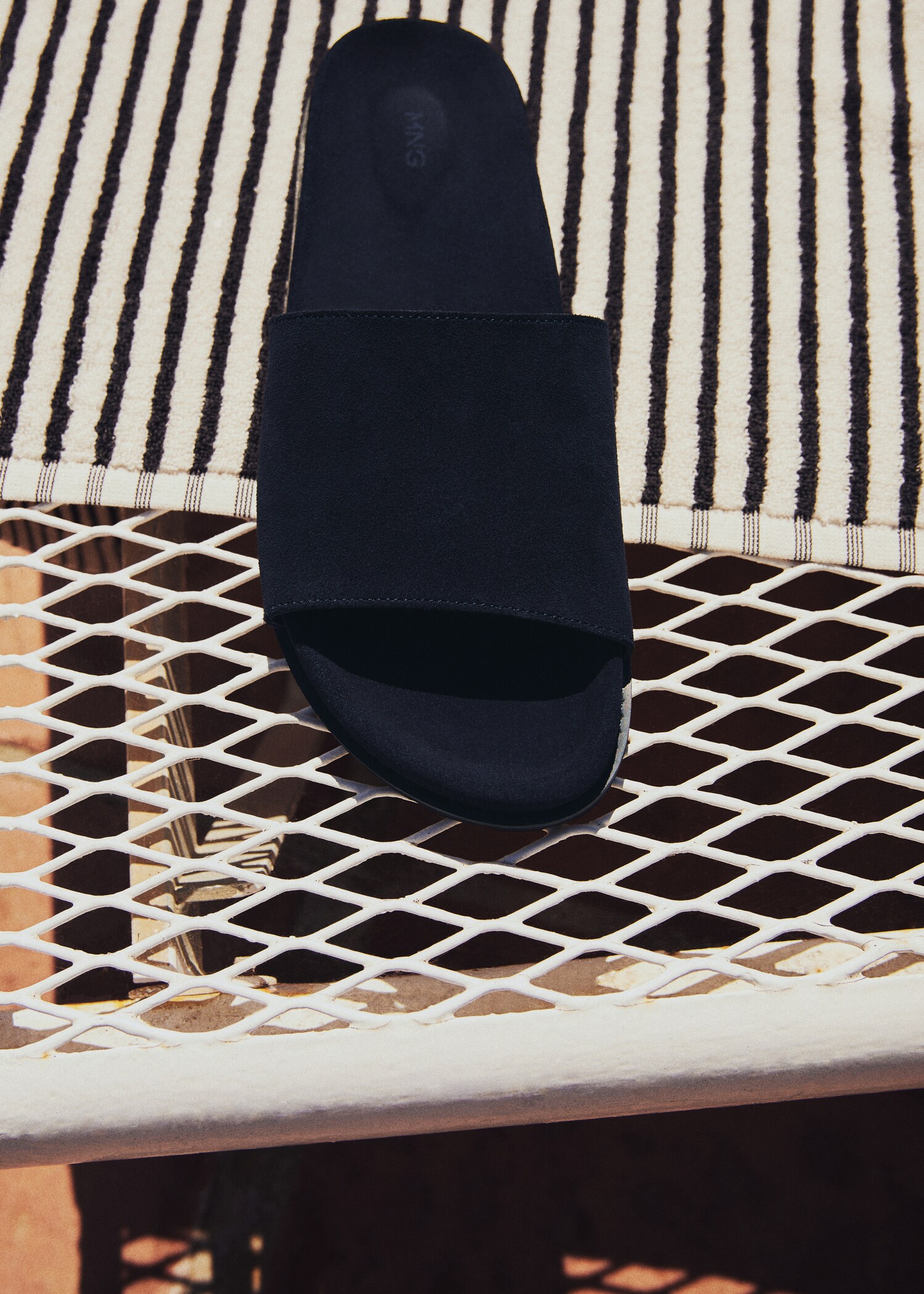 Split leather shovel - Man | MANGO USA