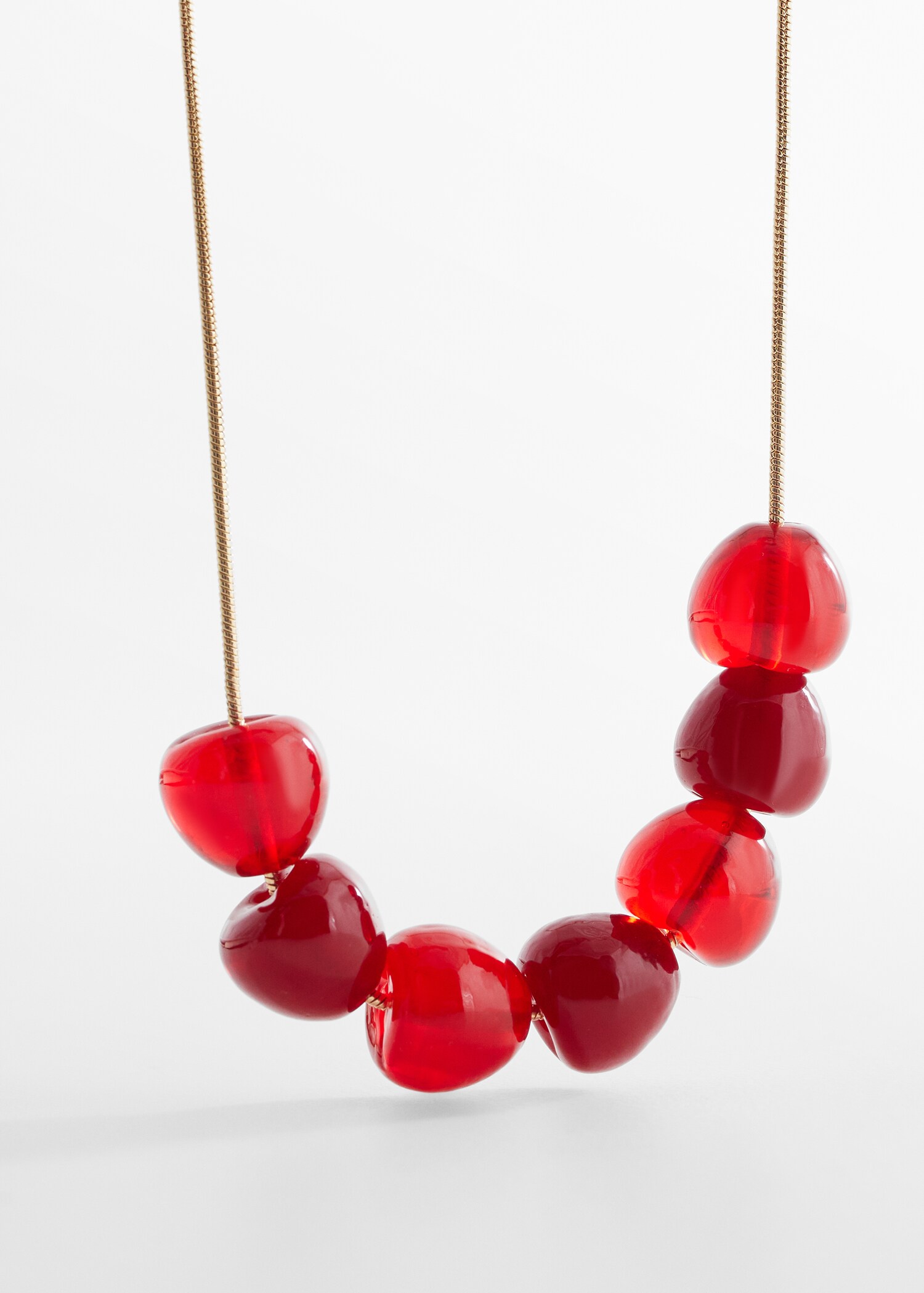 Collier pendentif cerise - Plan moyen