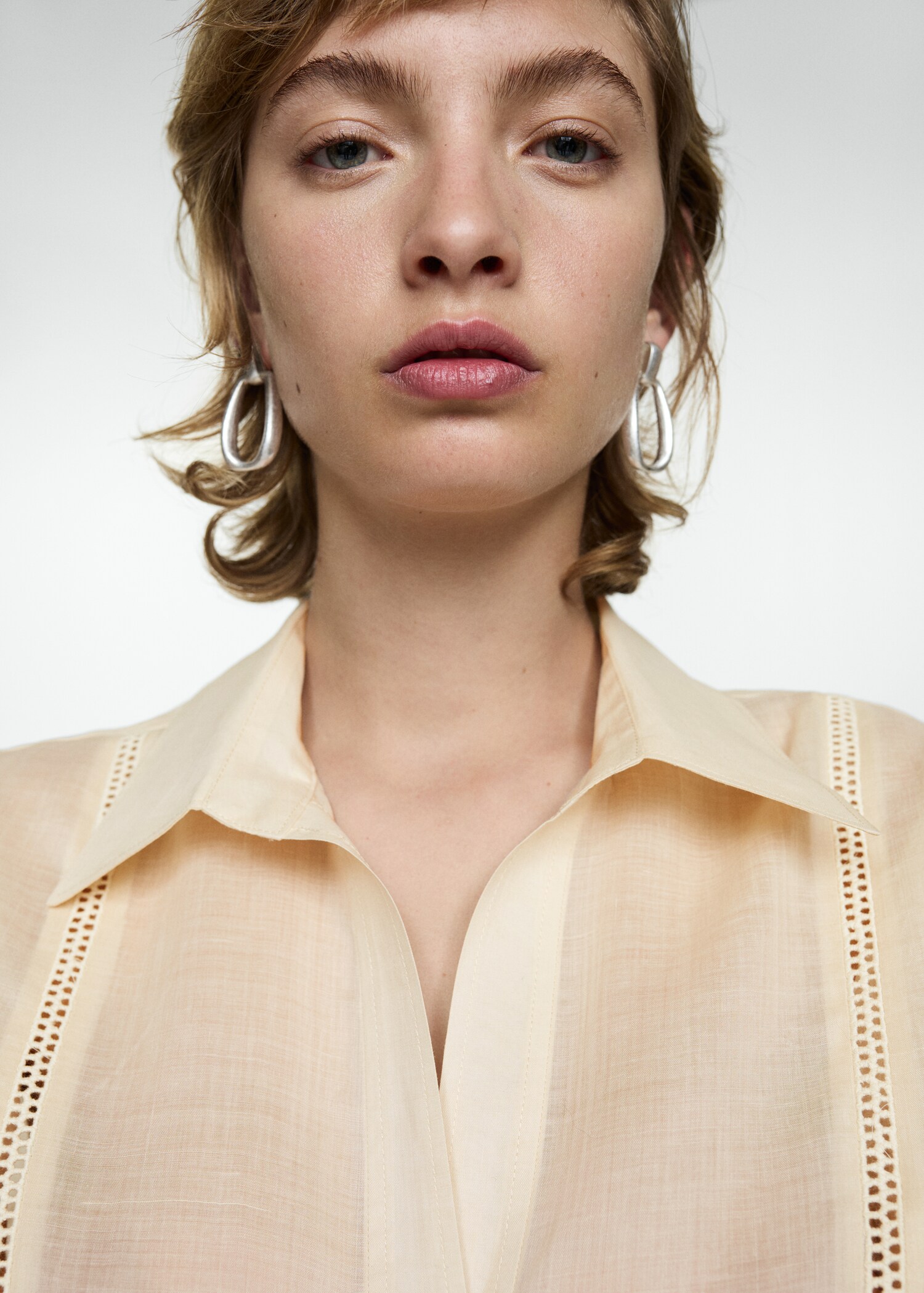 Camisa de rami com pormenores bordados - Pormenor do artigo 1