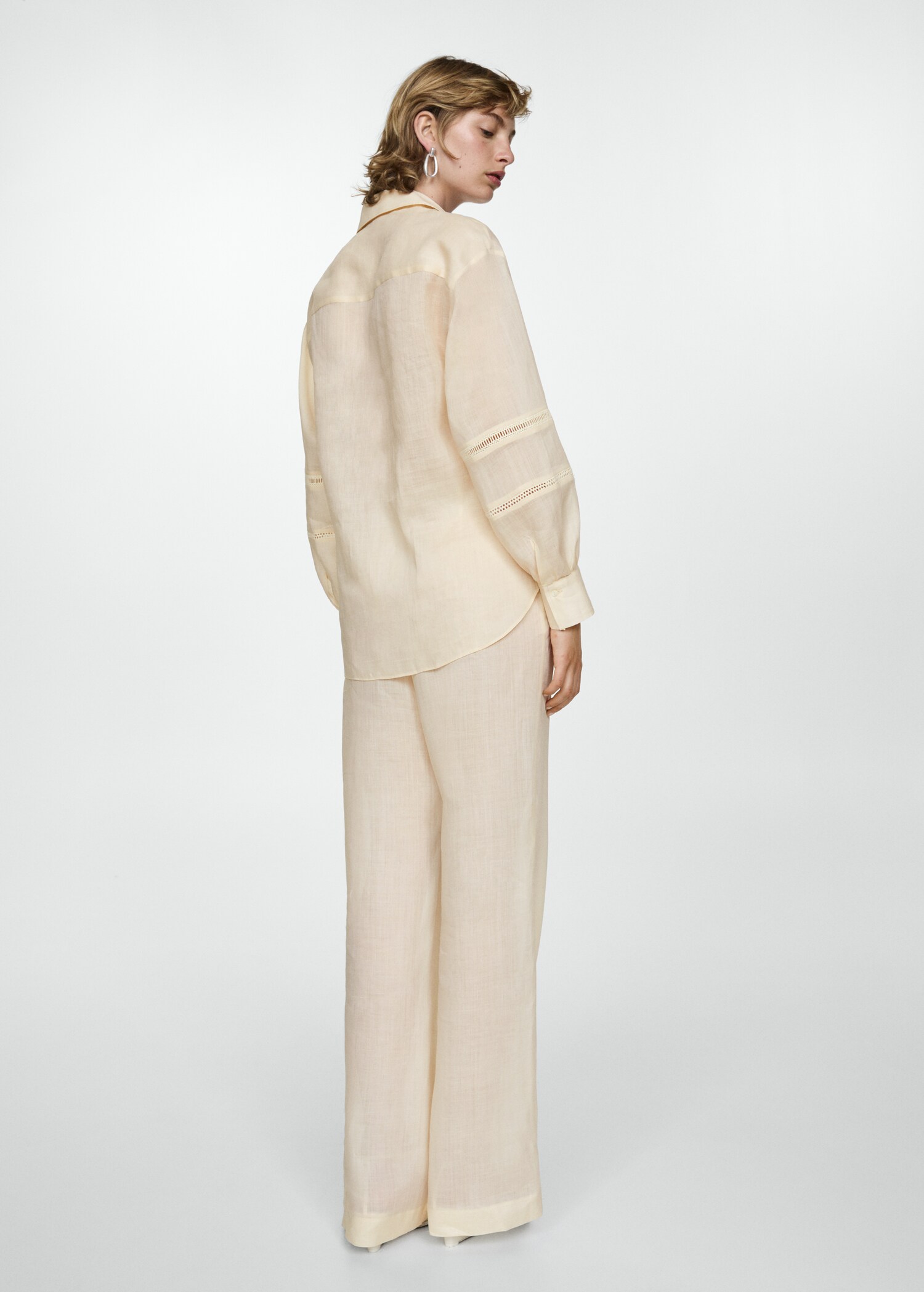 Camisa de rami com pormenores bordados - Verso do artigo