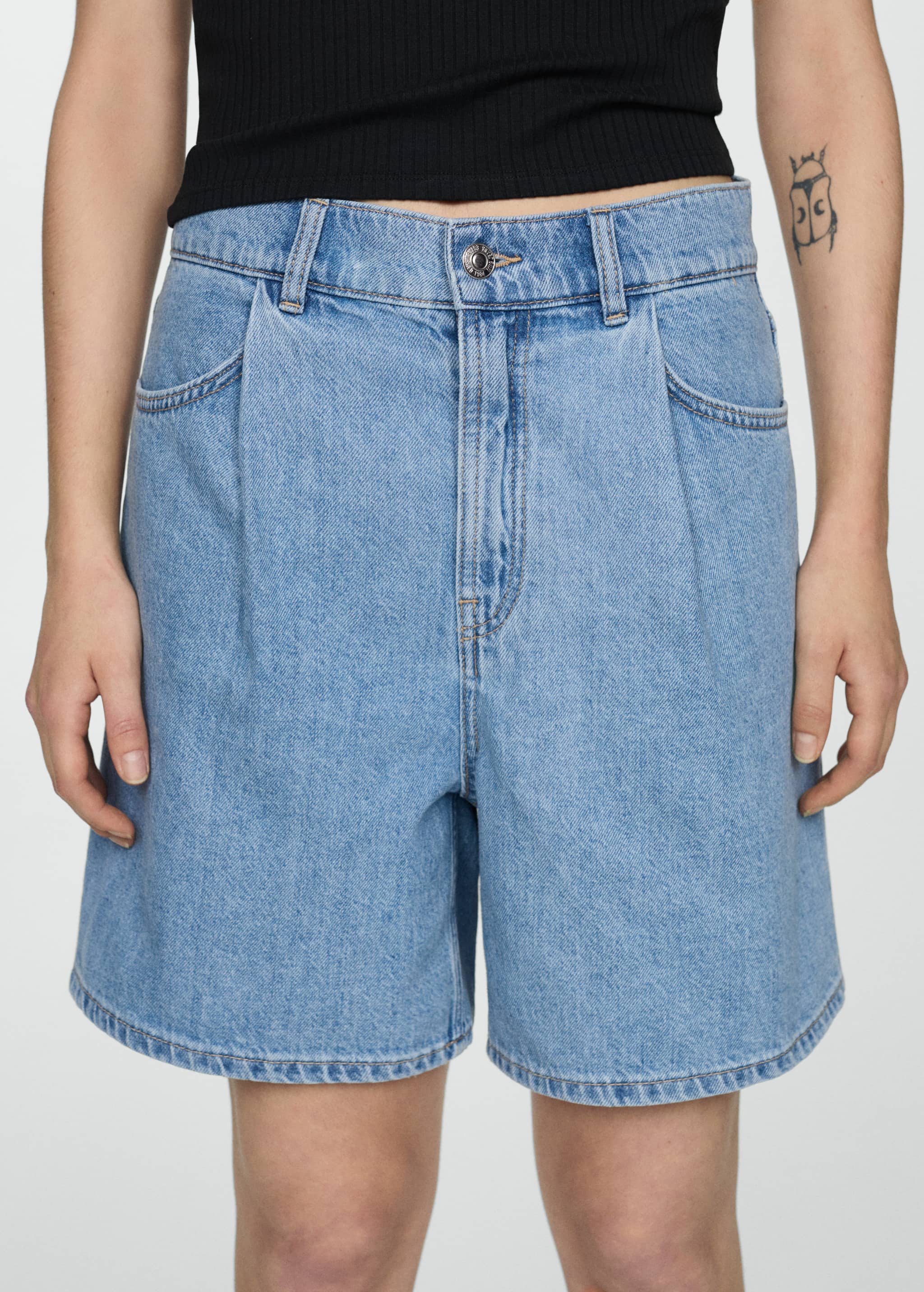 Denim shorts with pleats - Details of the article 1