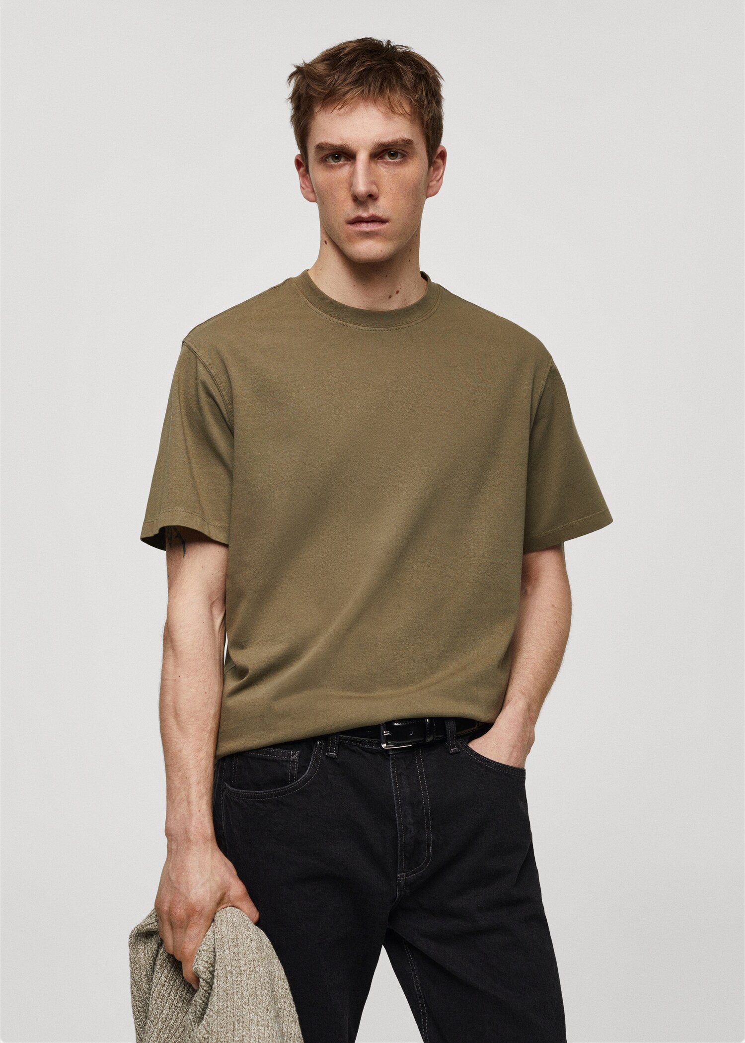 100% cotton relaxed-fit t-shirt - Середній план