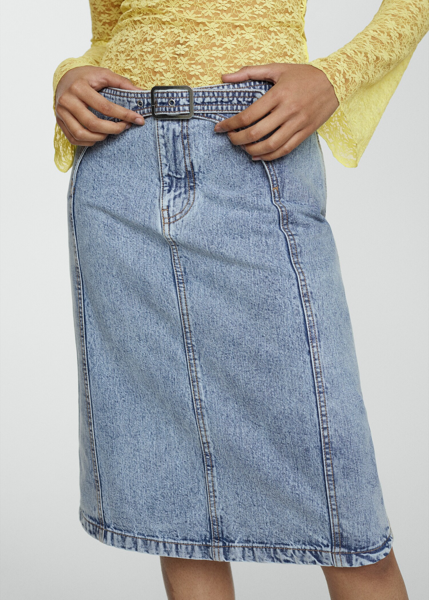 Jupe en jean midi ceinture - Plan moyen