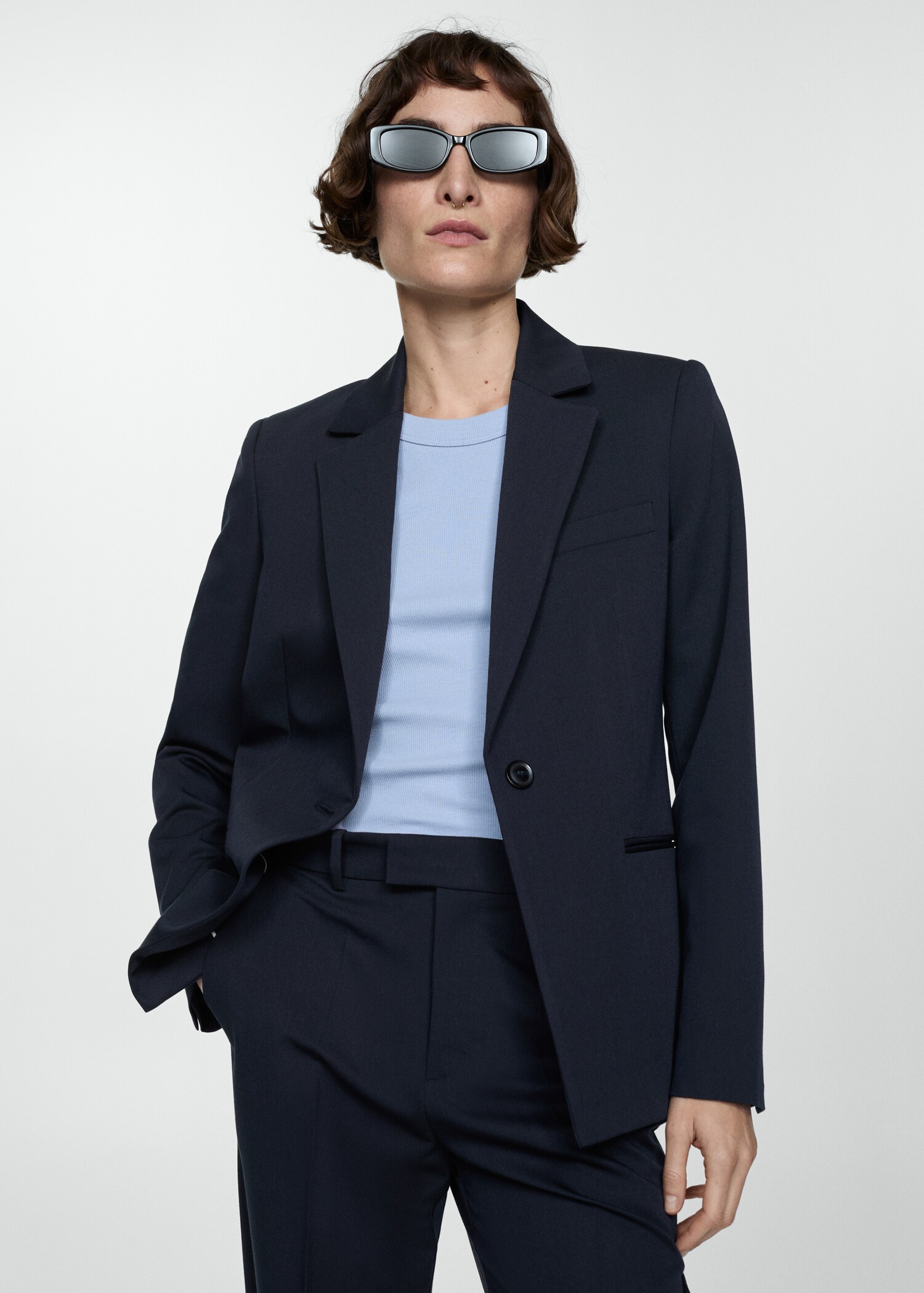 Americana traje entallada - Plano medio