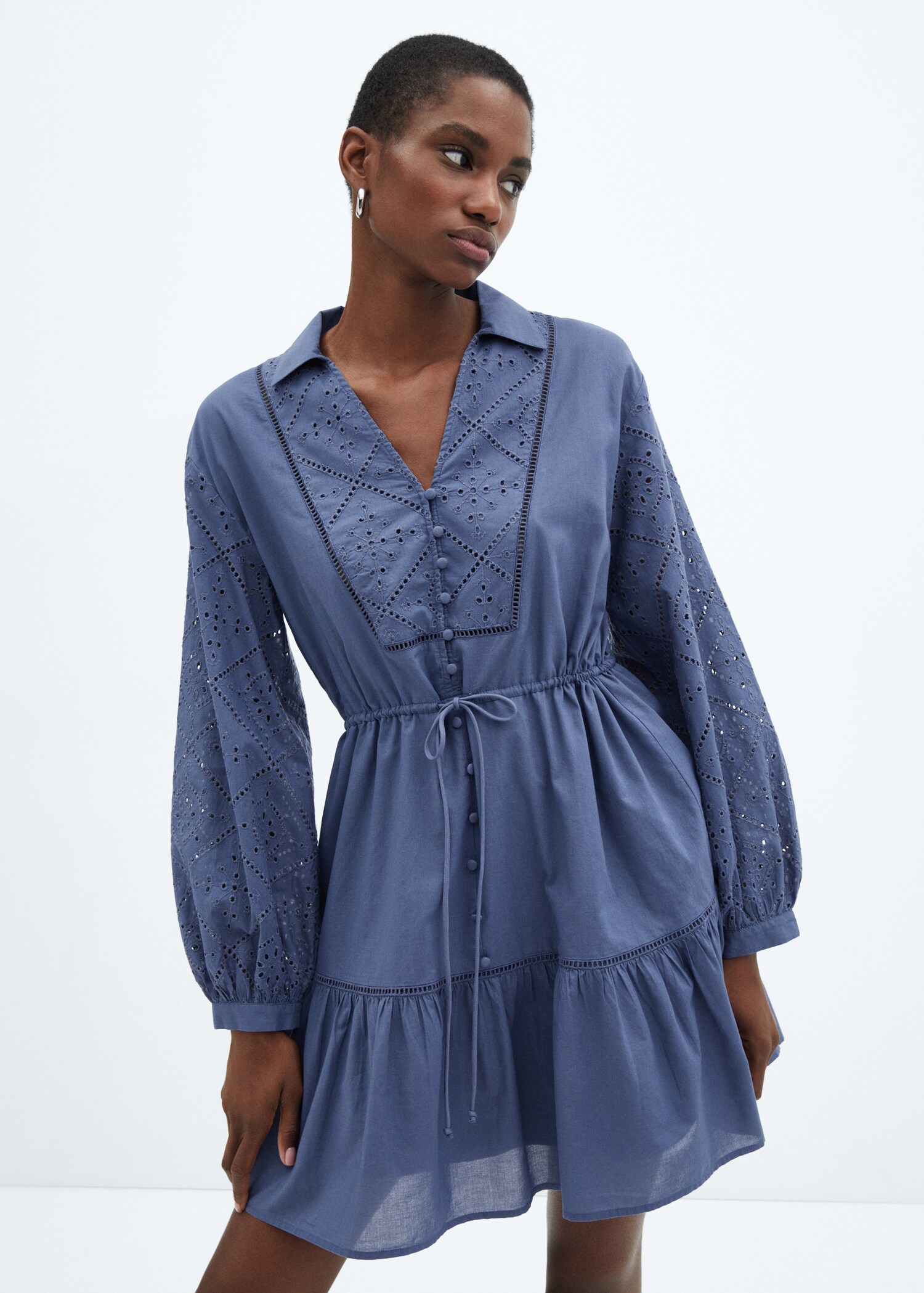 Robe chemisier détails brodés - Plan moyen
