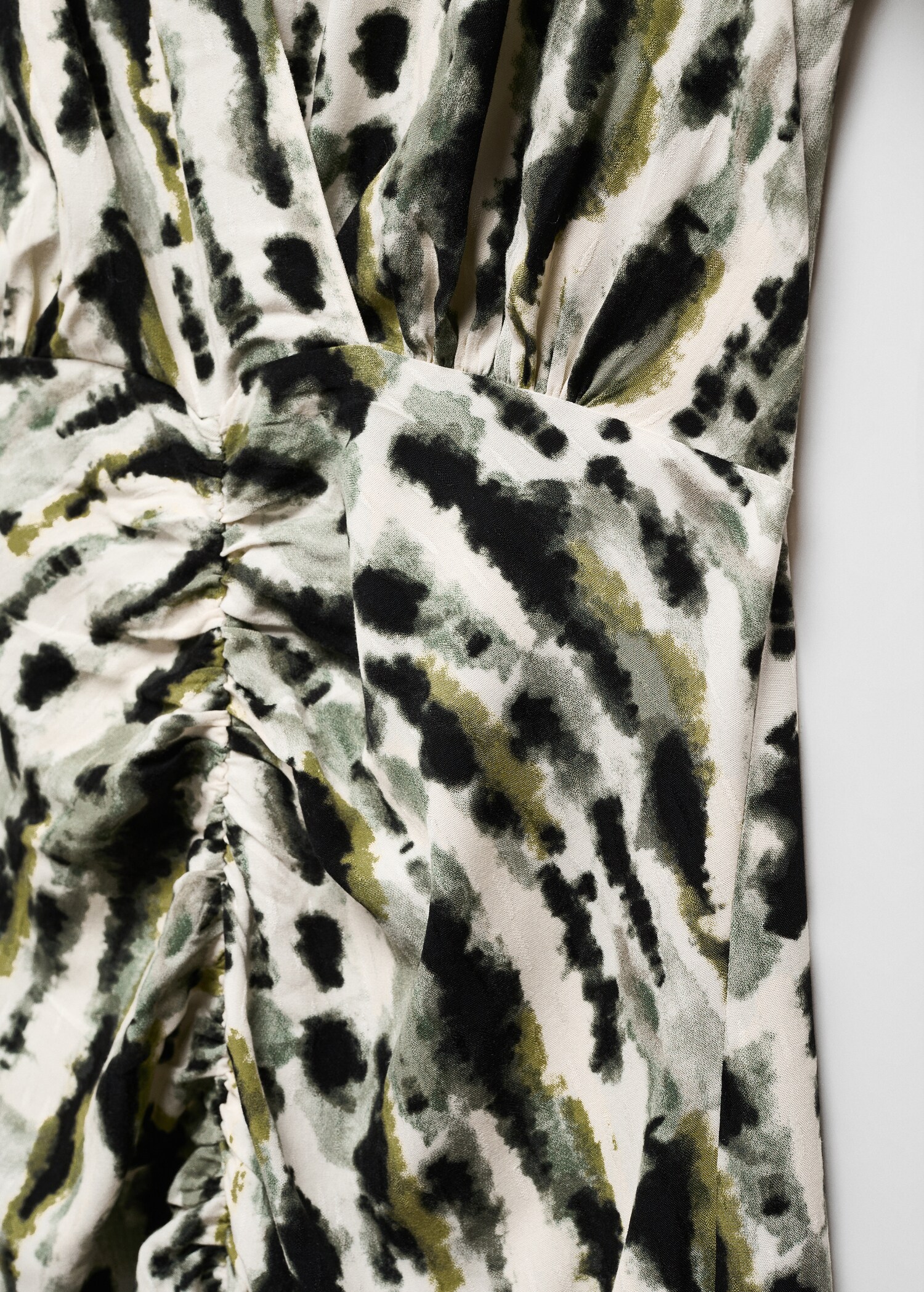 Vestido estampado com pormenor de rufo - Pormenor do artigo 8