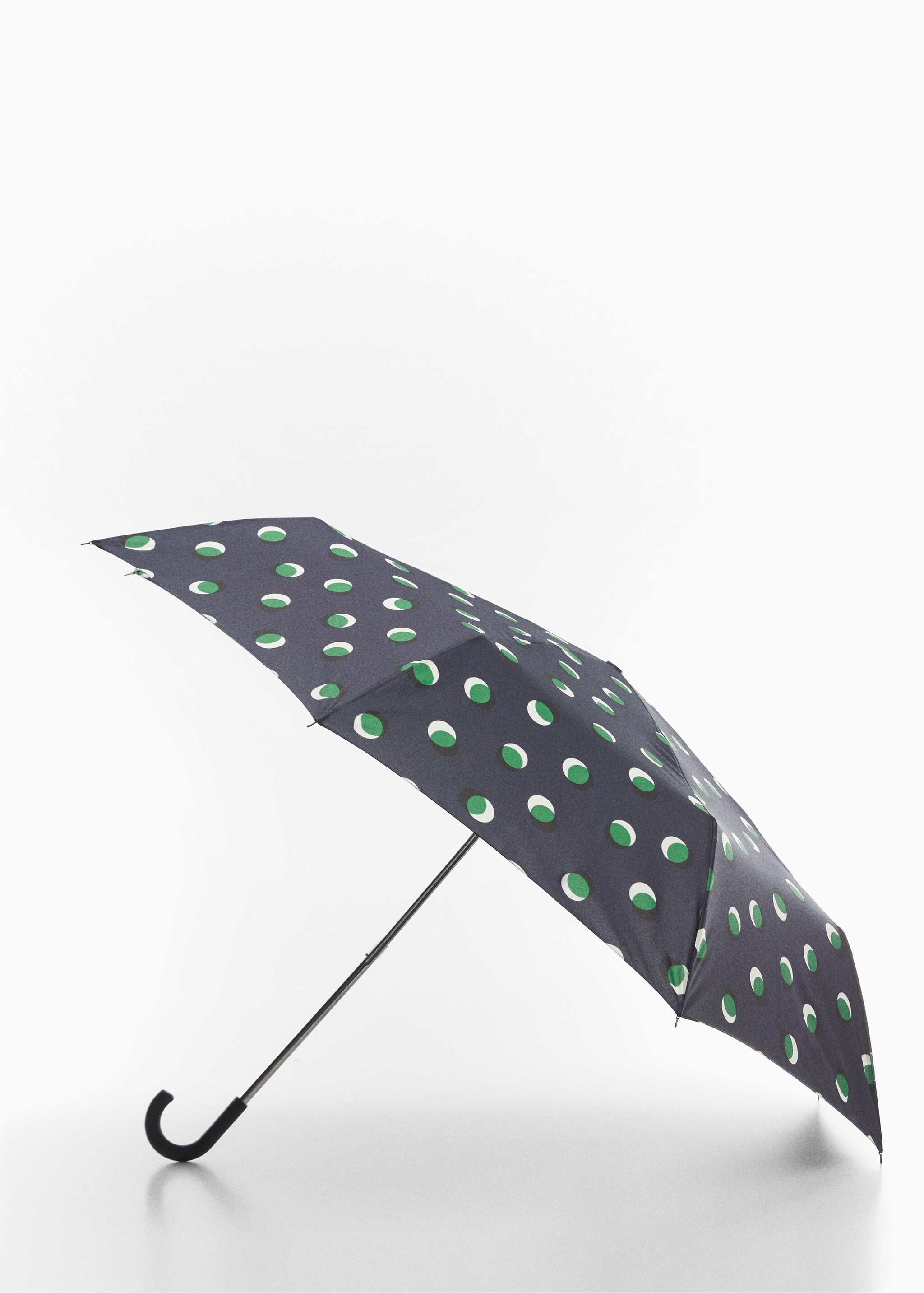 Складной зонт в горошек - Средний план