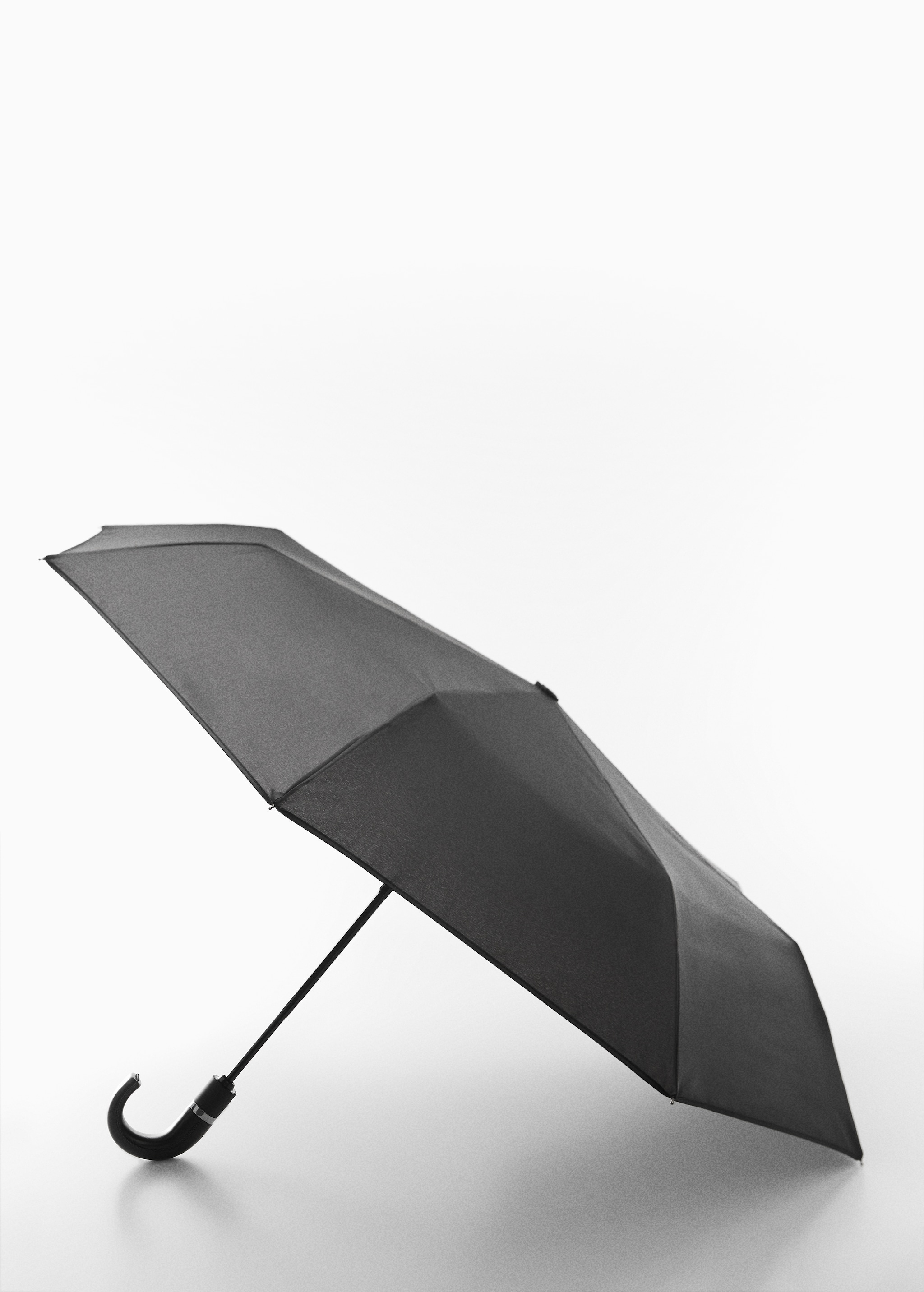 Складной однотонный зонт  - Средний план