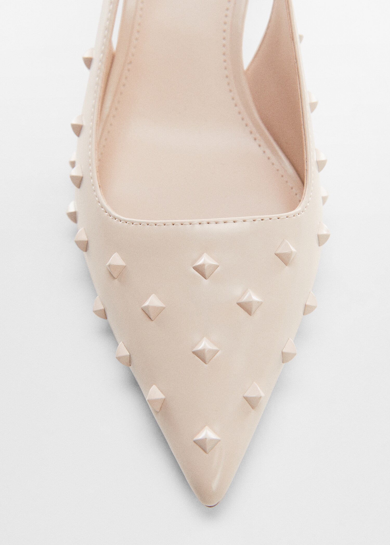 Sapatos abertos atrás com tachas - Pormenor do artigo 2