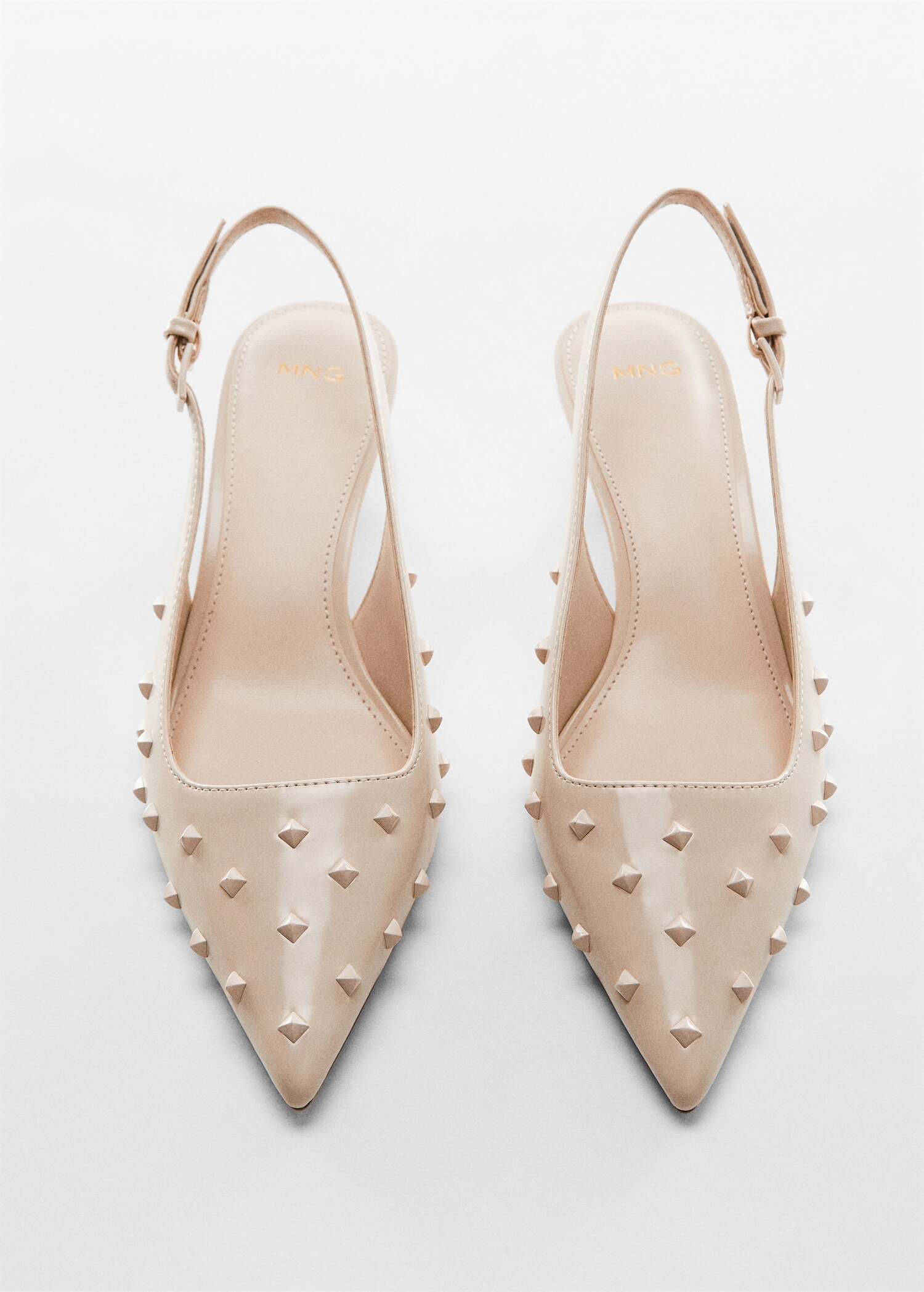 Sapatos abertos atrás com tachas - Pormenor do artigo 5