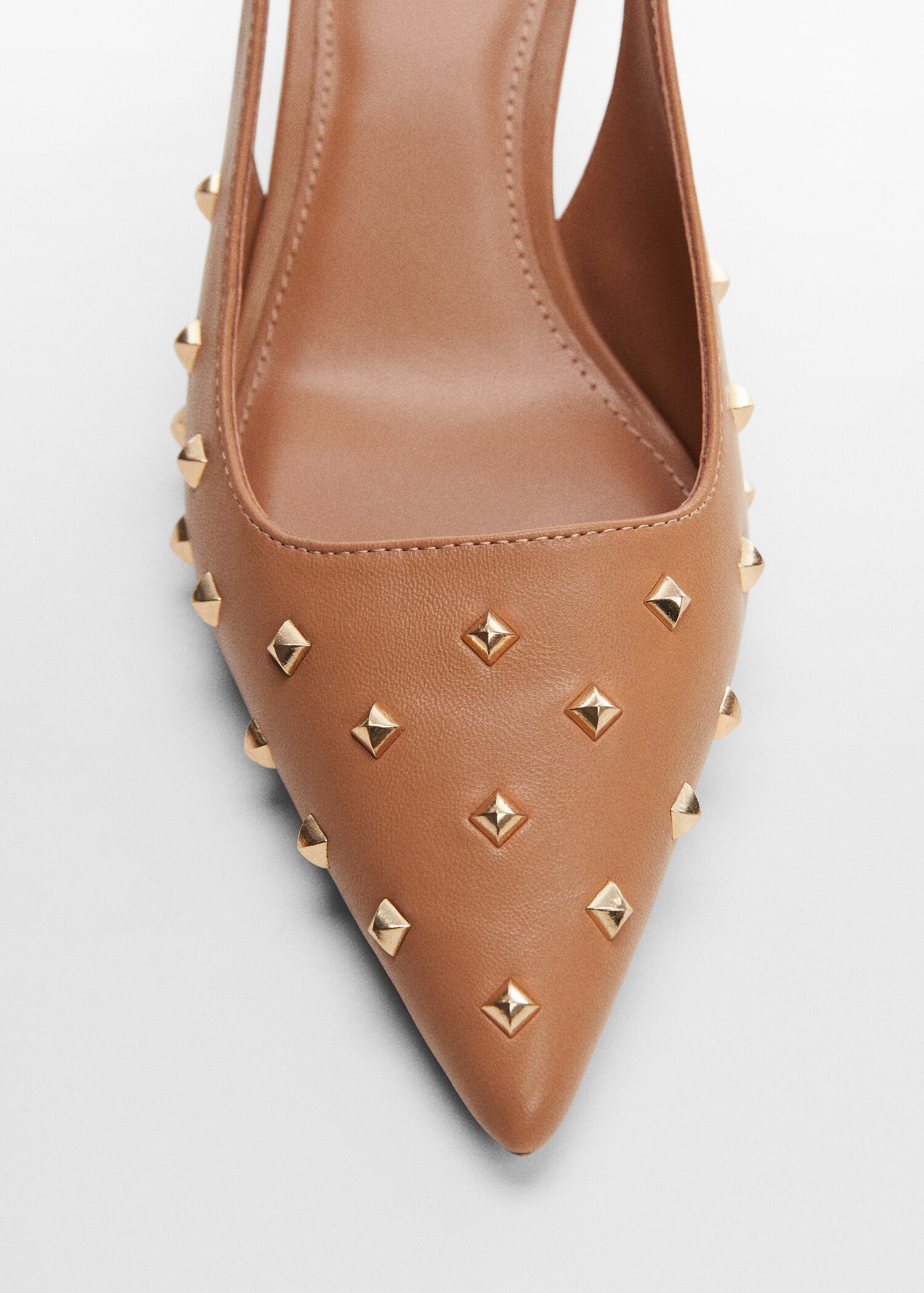 Sapatos abertos atrás com tachas - Pormenor do artigo 2