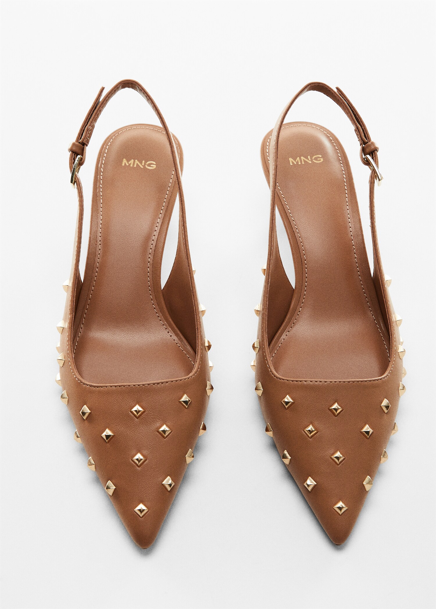 Sapatos abertos atrás com tachas - Pormenor do artigo 5