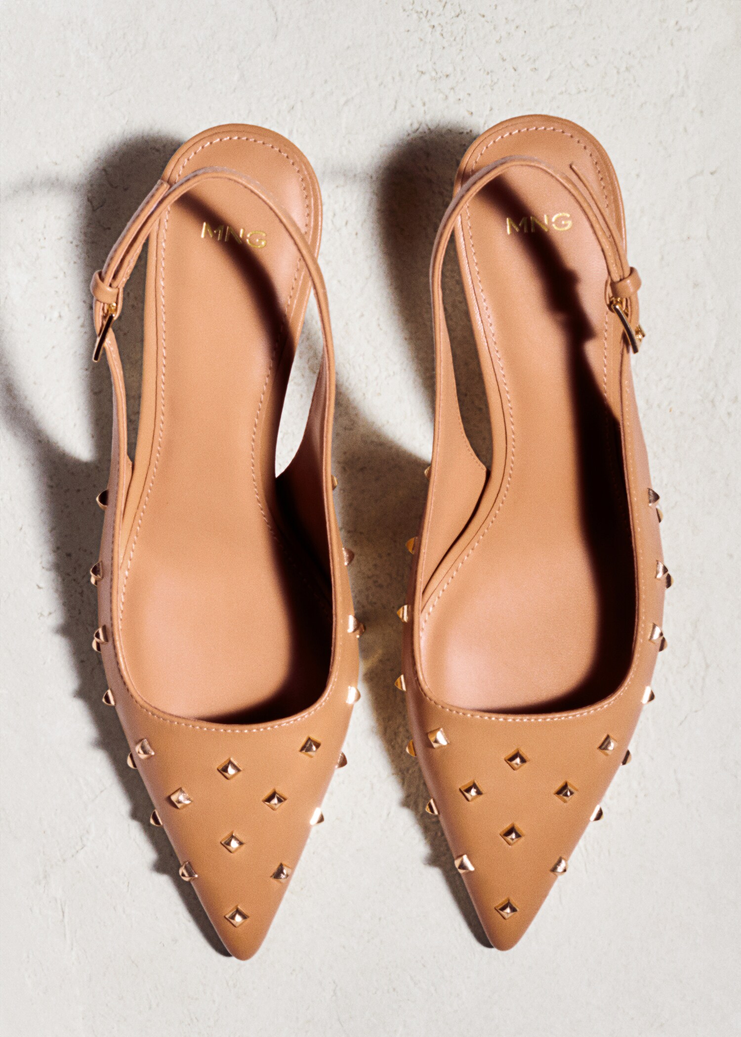 Sapatos abertos atrás com tachas - Pormenor do artigo 7