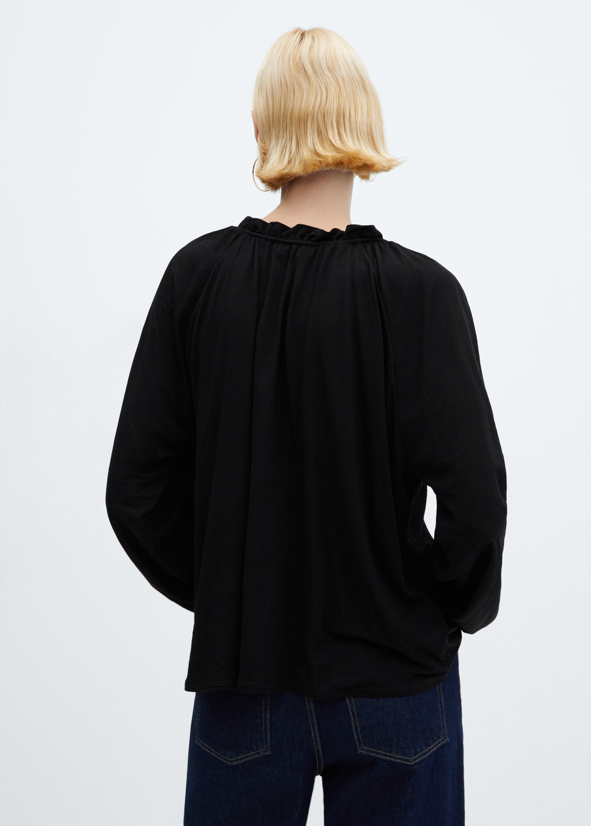 Puffed sleeves blouse - Reverse of the article