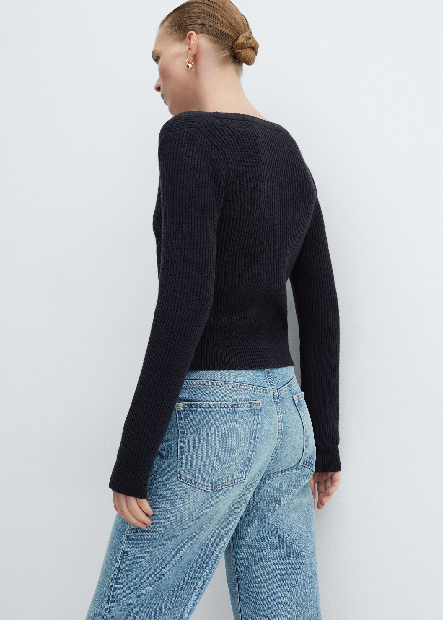 Low-cut neck sweater - Reverse of the article