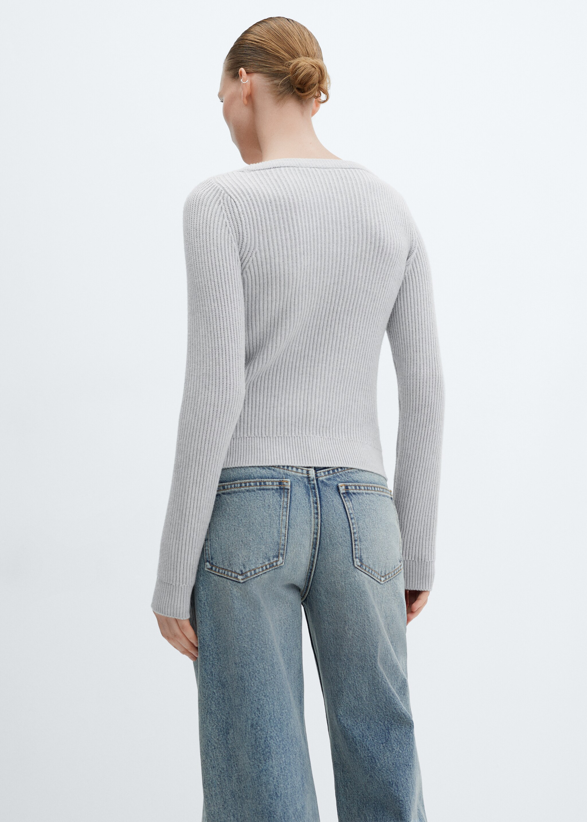 Low-cut neck sweater - Reverse of the article