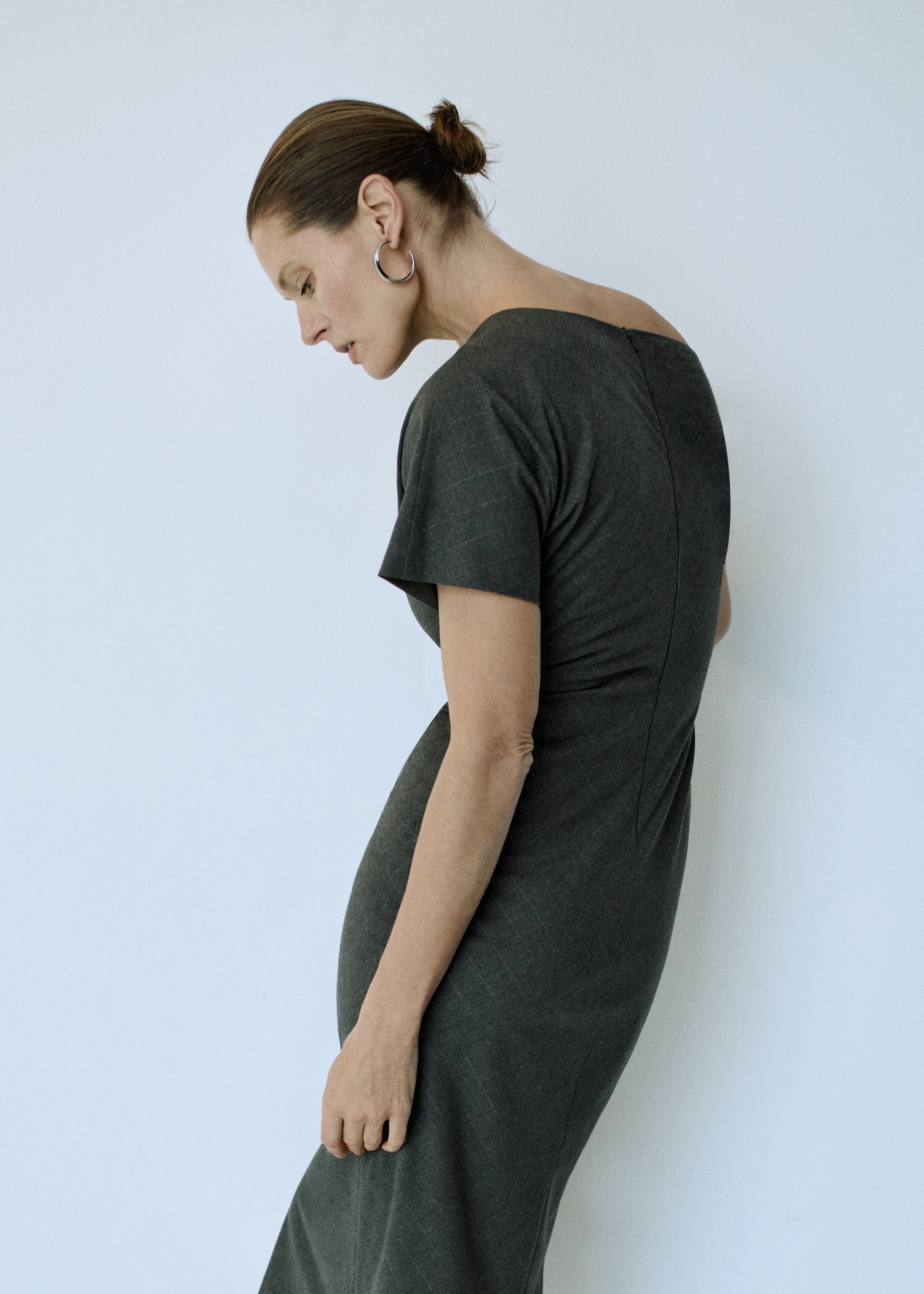 Asymmetrical dress with side slit - Details of the article 7