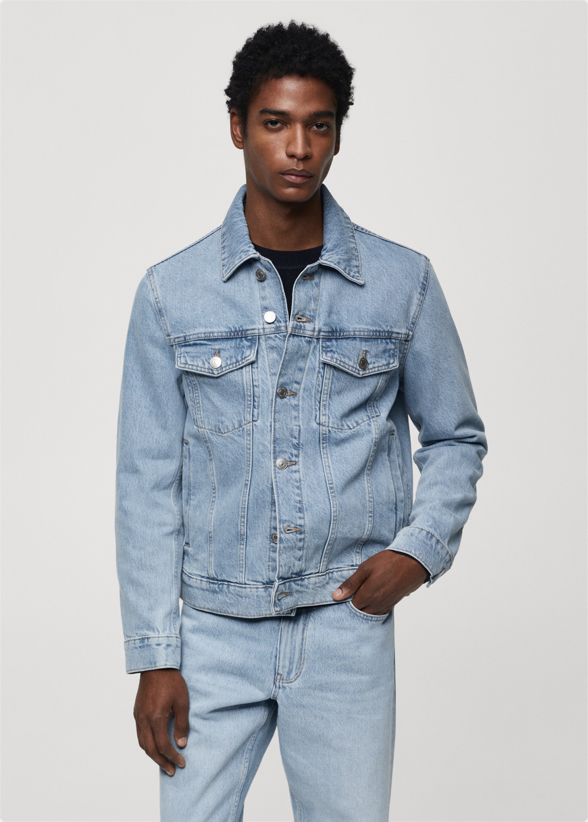 Jeansjacke mit Taschen - Mittlere Ansicht