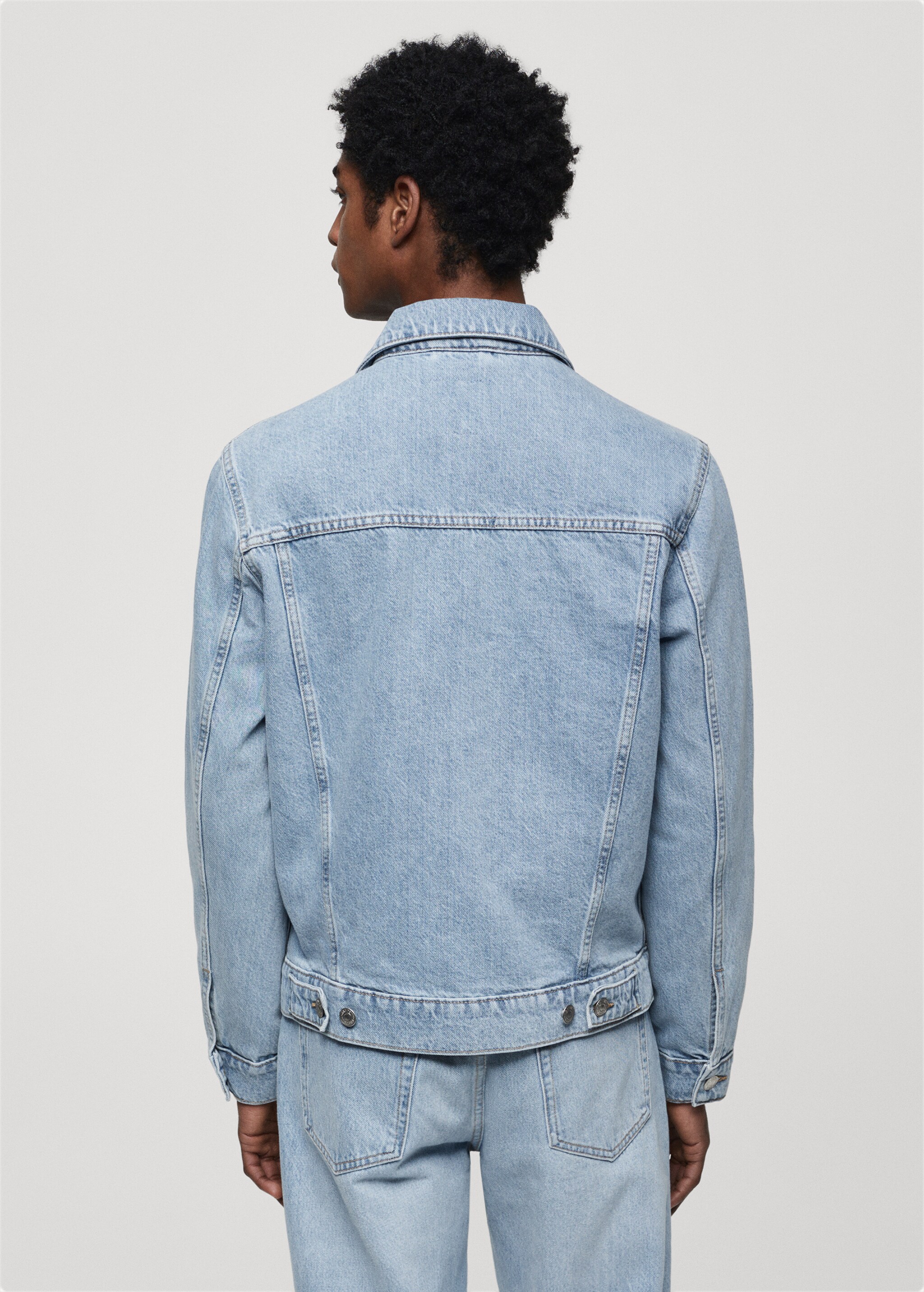 Jeansjacke mit Taschen - Rückseite des Artikels