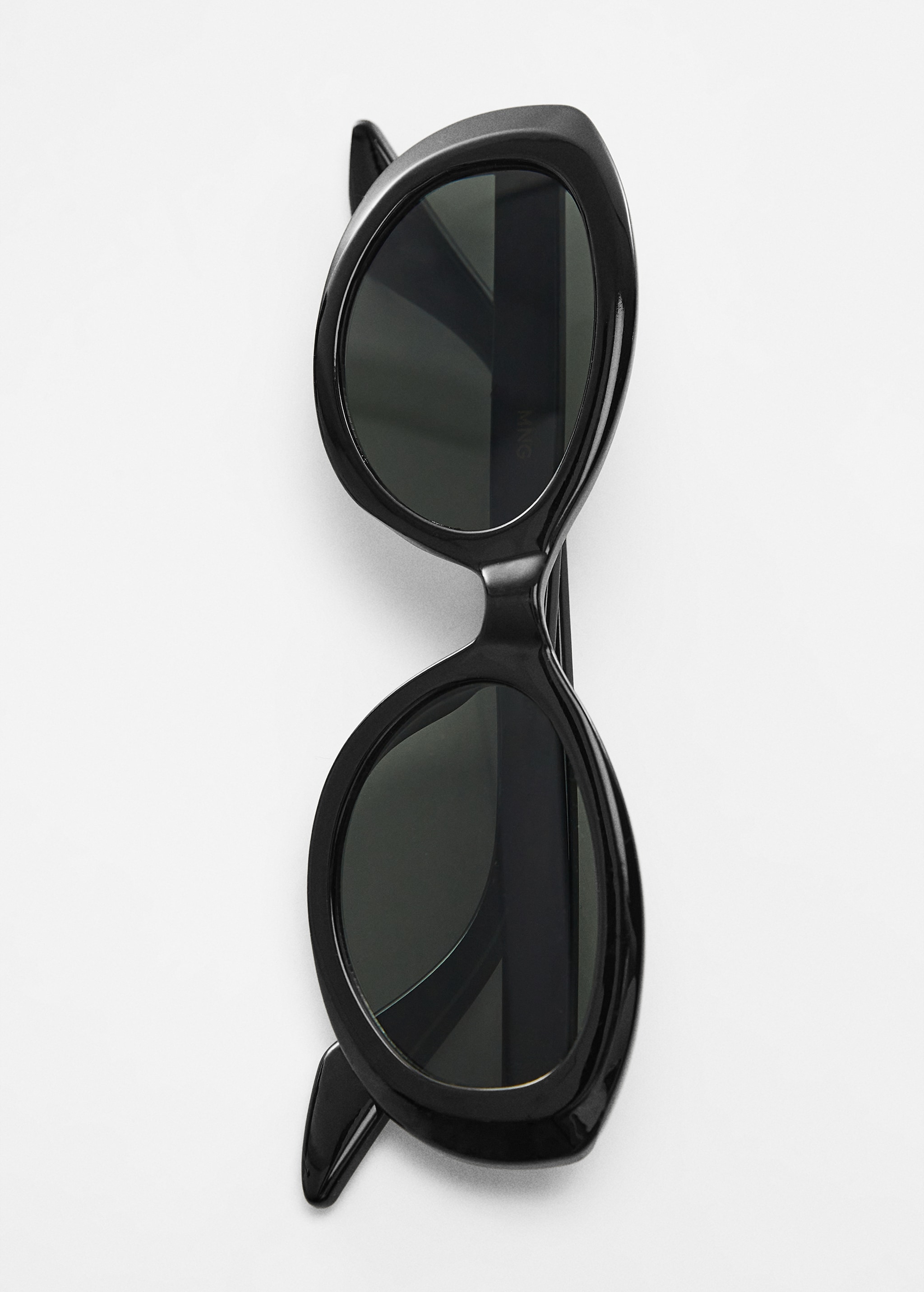 Солнцезащитные очки в пластиковой оправе - Деталь изделия 5