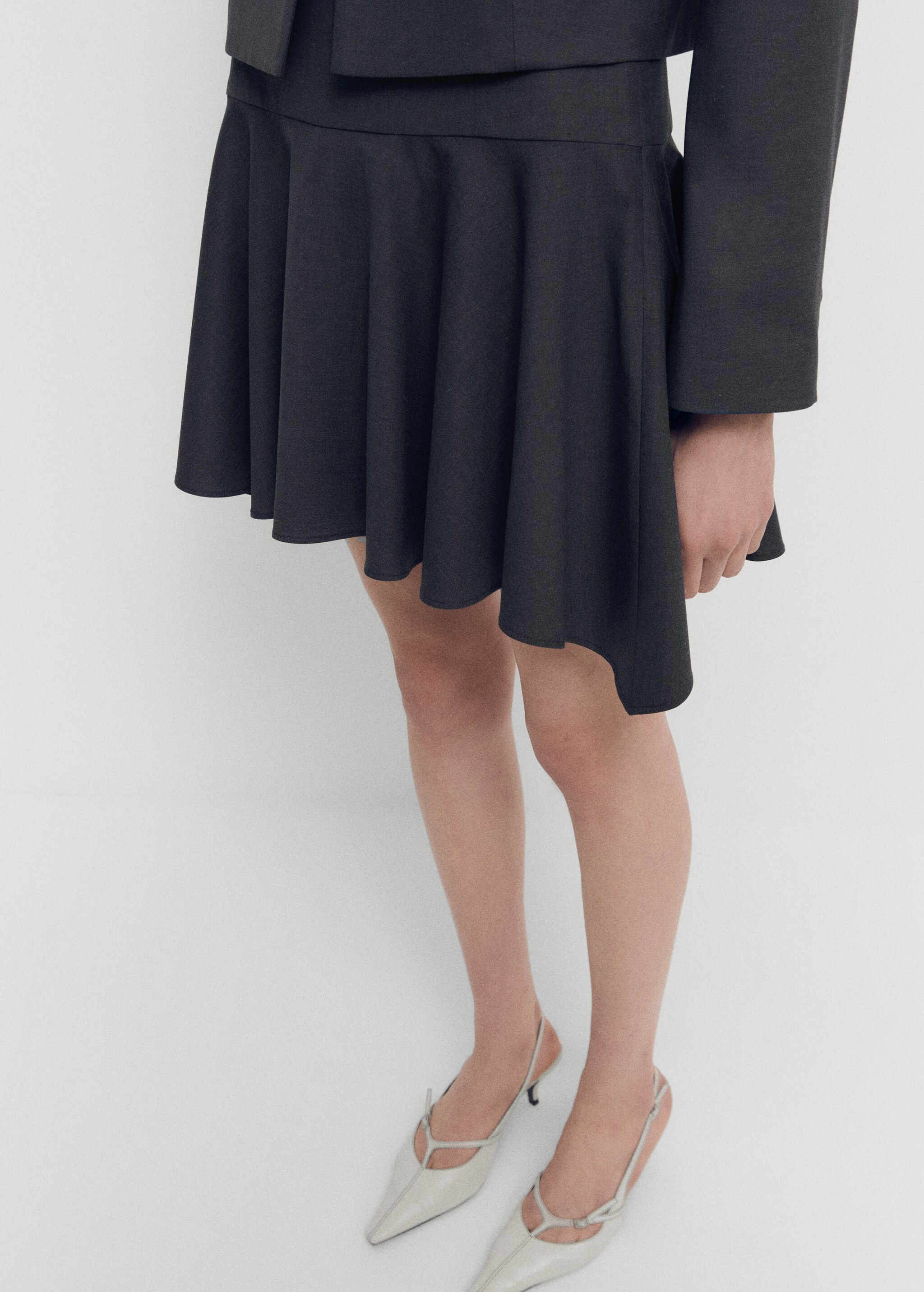 Wool mini-skirt with asymmetrical hem - Plan średni