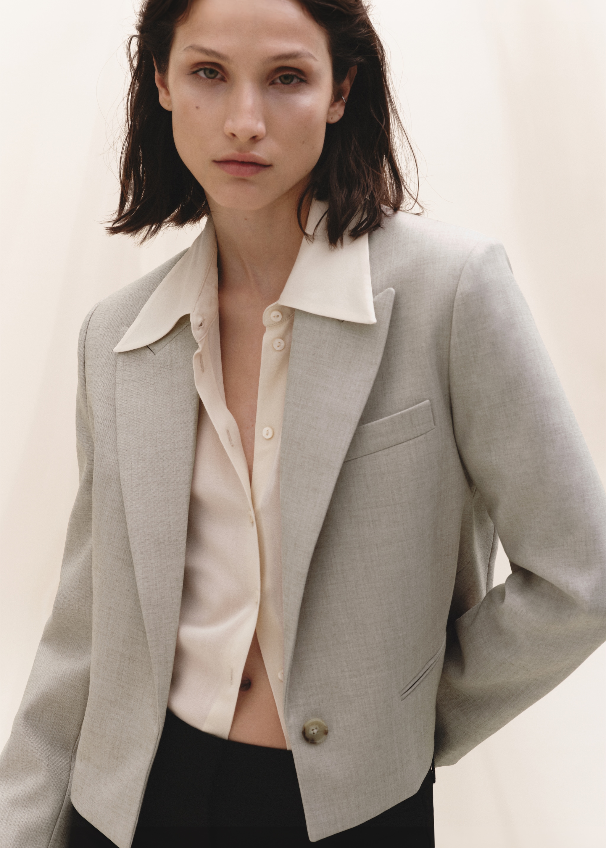 Cropped blazer with button - Details of the article 9