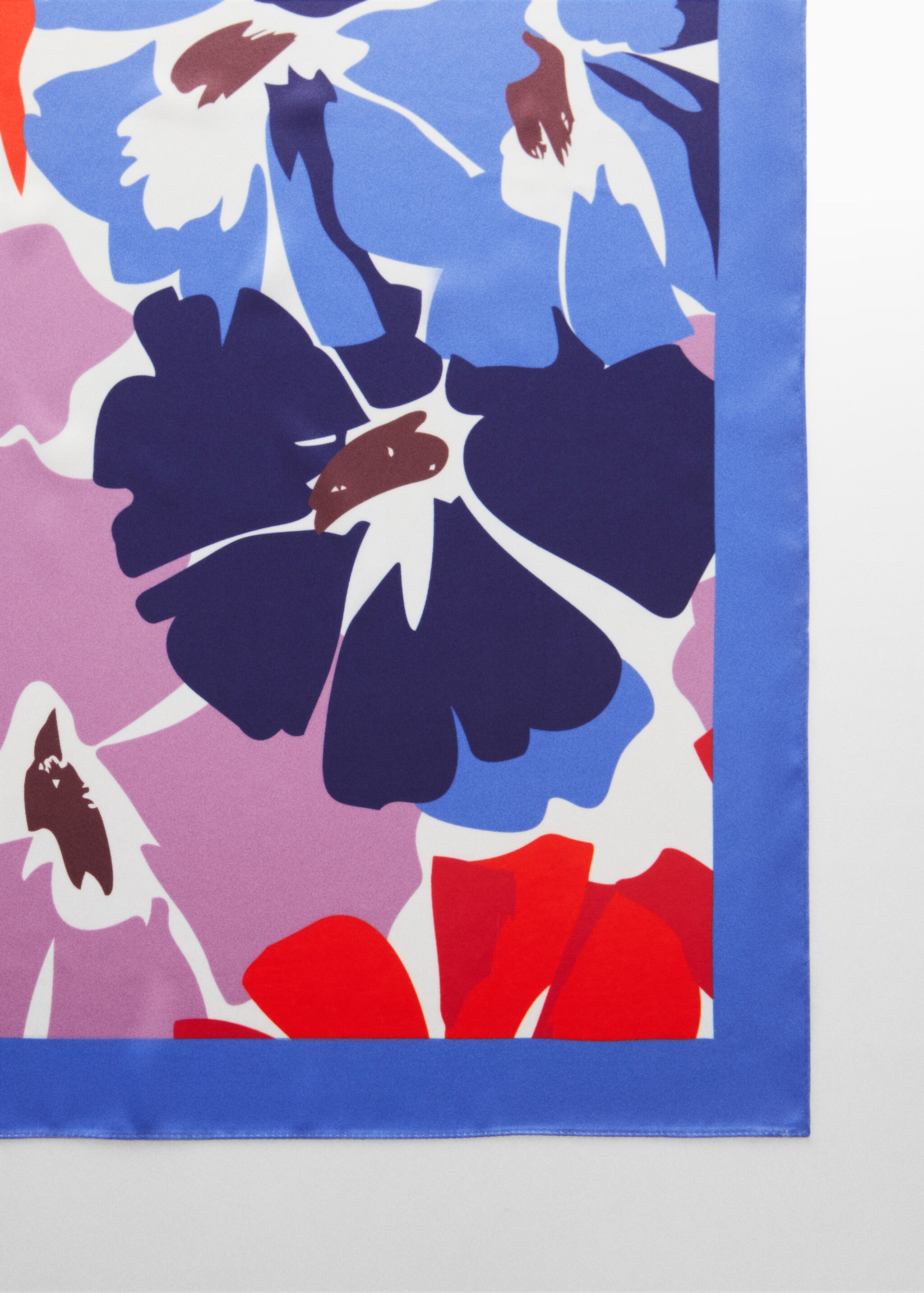 Foulard à fleurs - Plan moyen