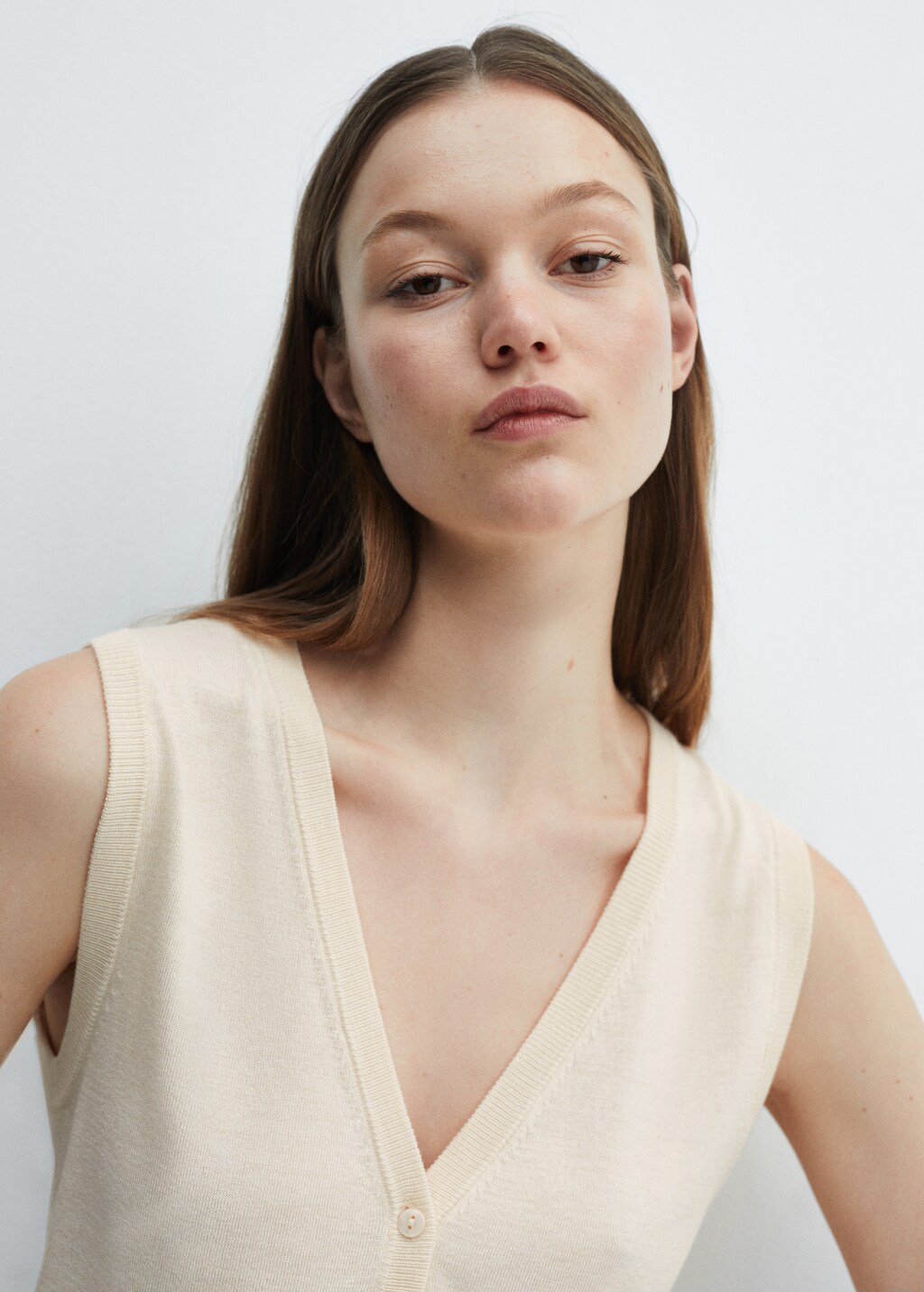 Knitted gilet with buttons