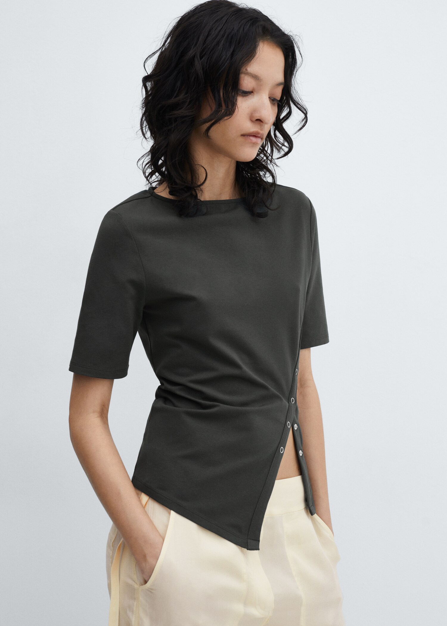 Pamučna majica s prorezom - Prikaz srednjeg dijela