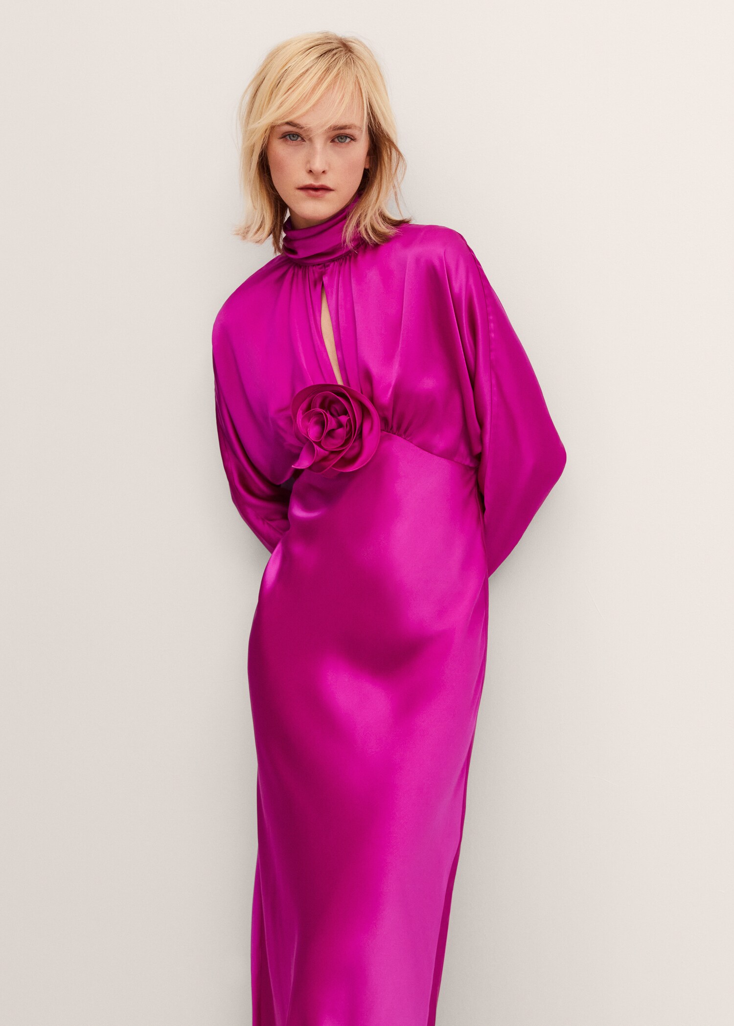 Vestido satinado detalle flor - Plano medio