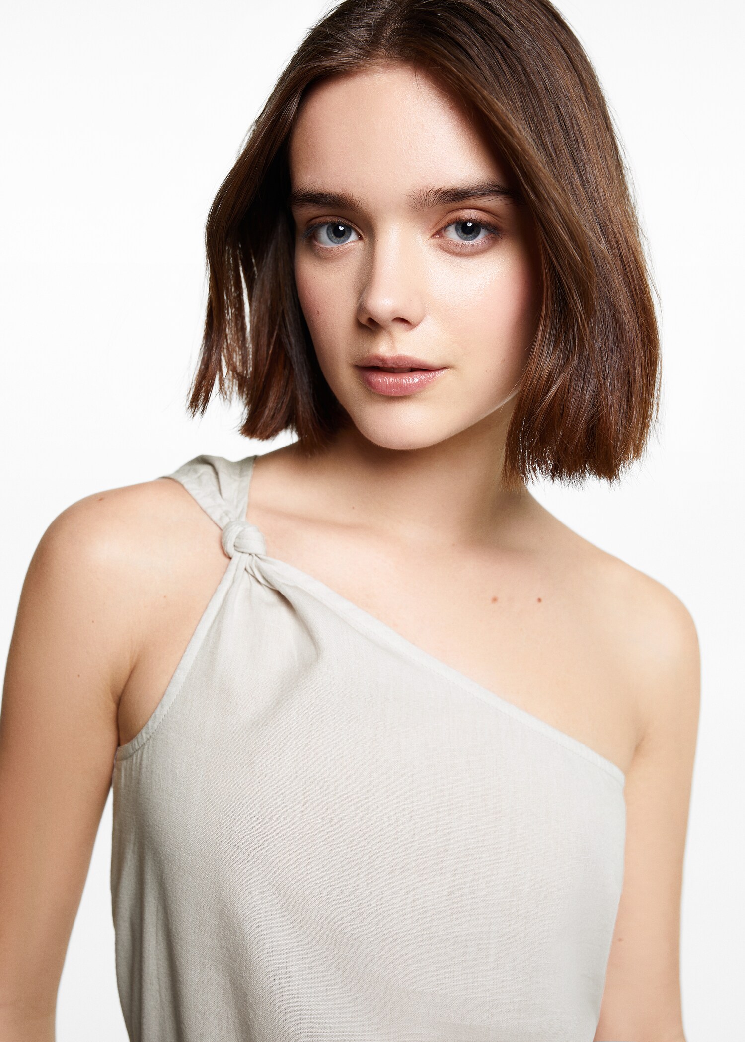 Asymmetrical top with knot - Details of the article 1