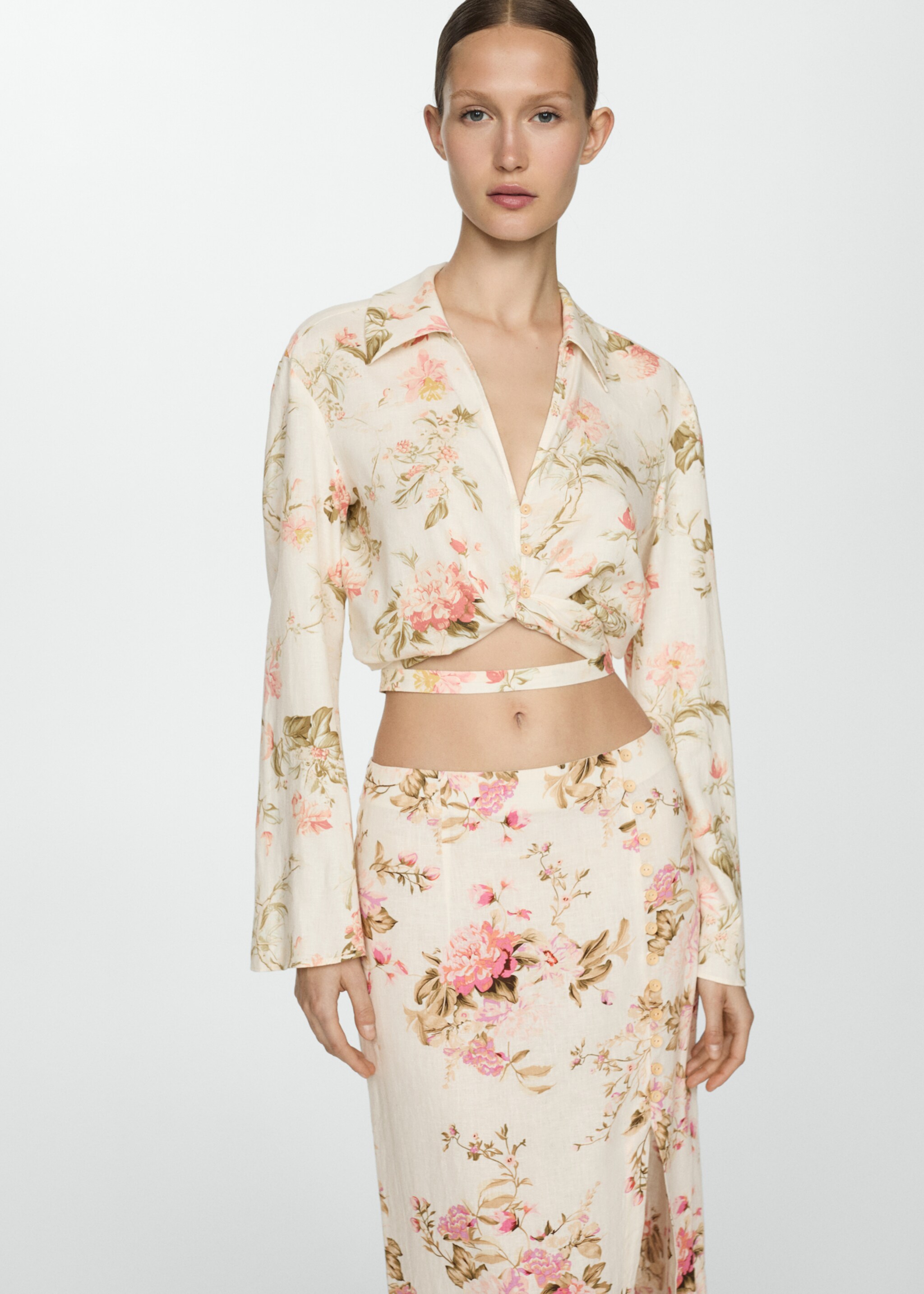 Blusa lino flores - Detalle del artículo 2, Vainilla. Ref: 67067110-00.