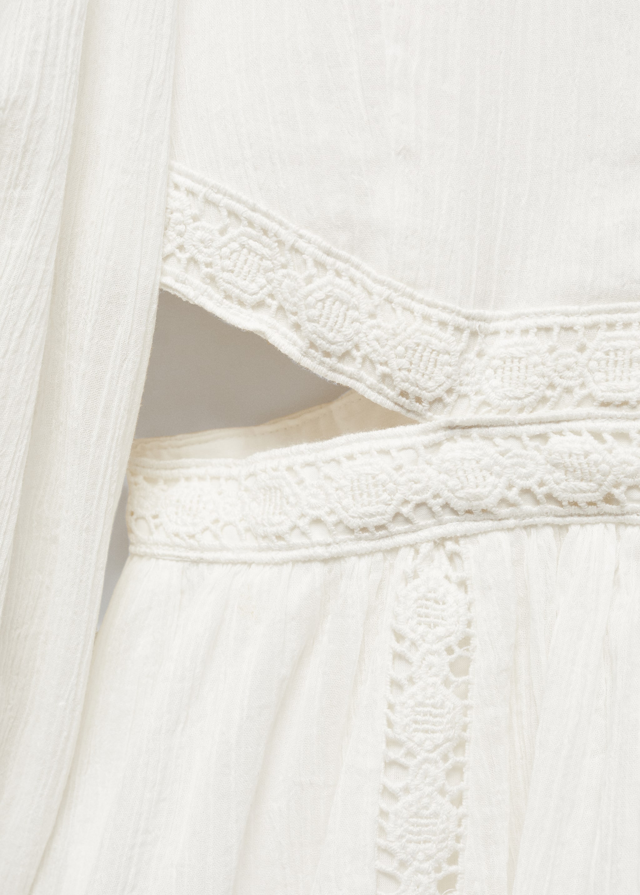 Slit dress with lace detail - Details of the article 8