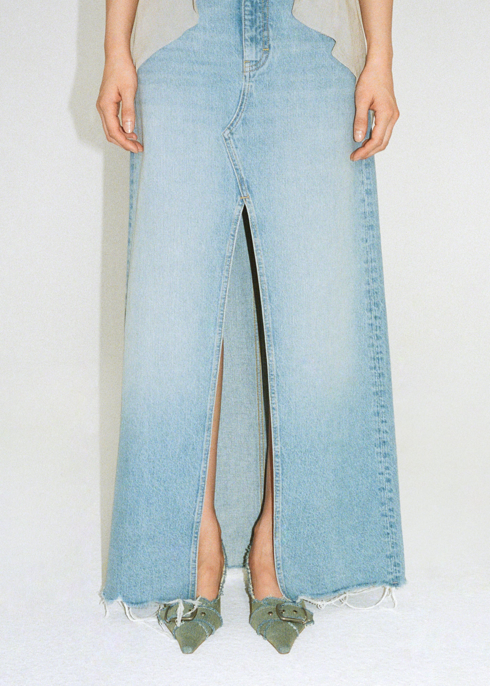 Denim skirt with frayed hem - Details of the article 7