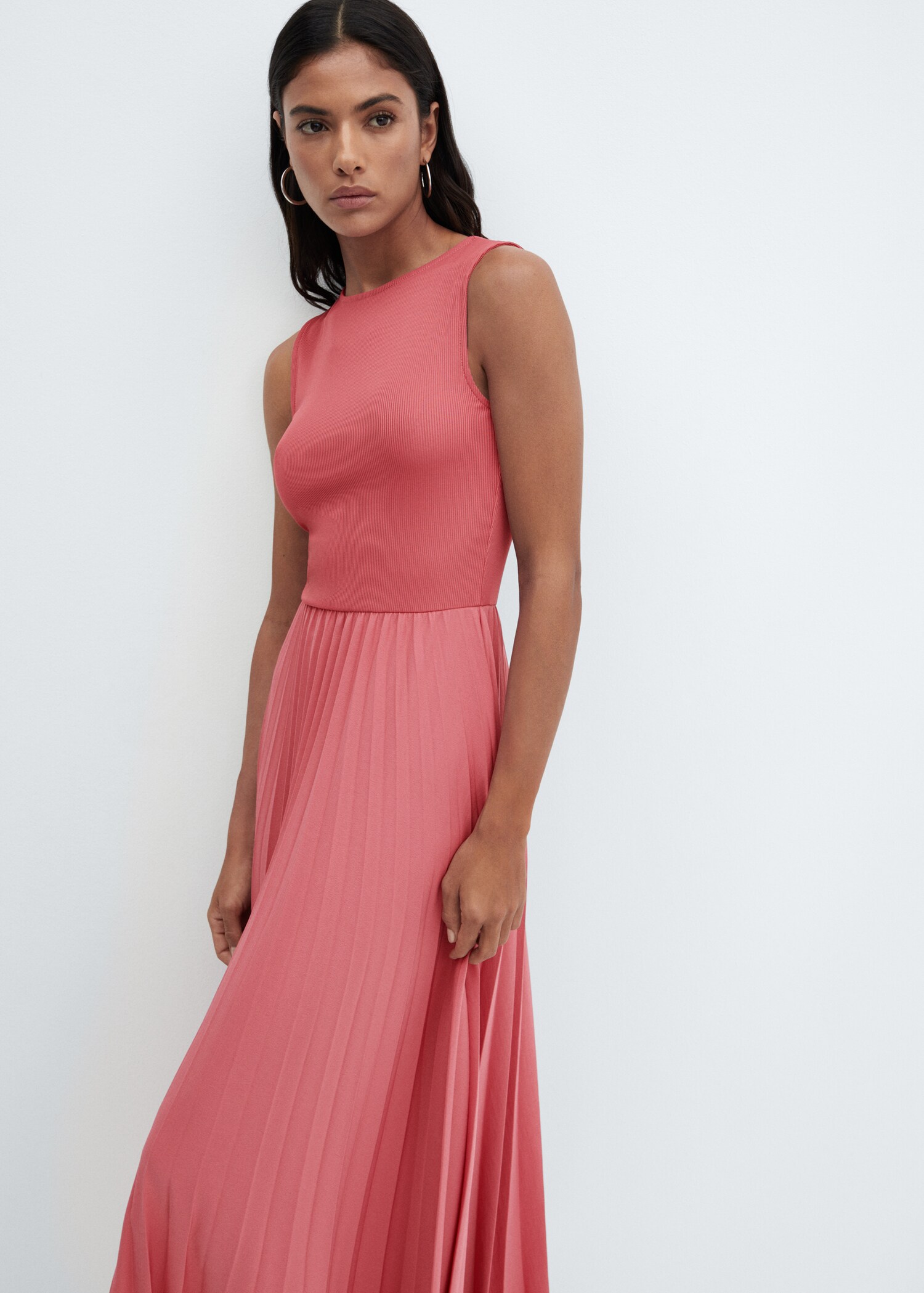 Robe au bas plissé - Plan moyen