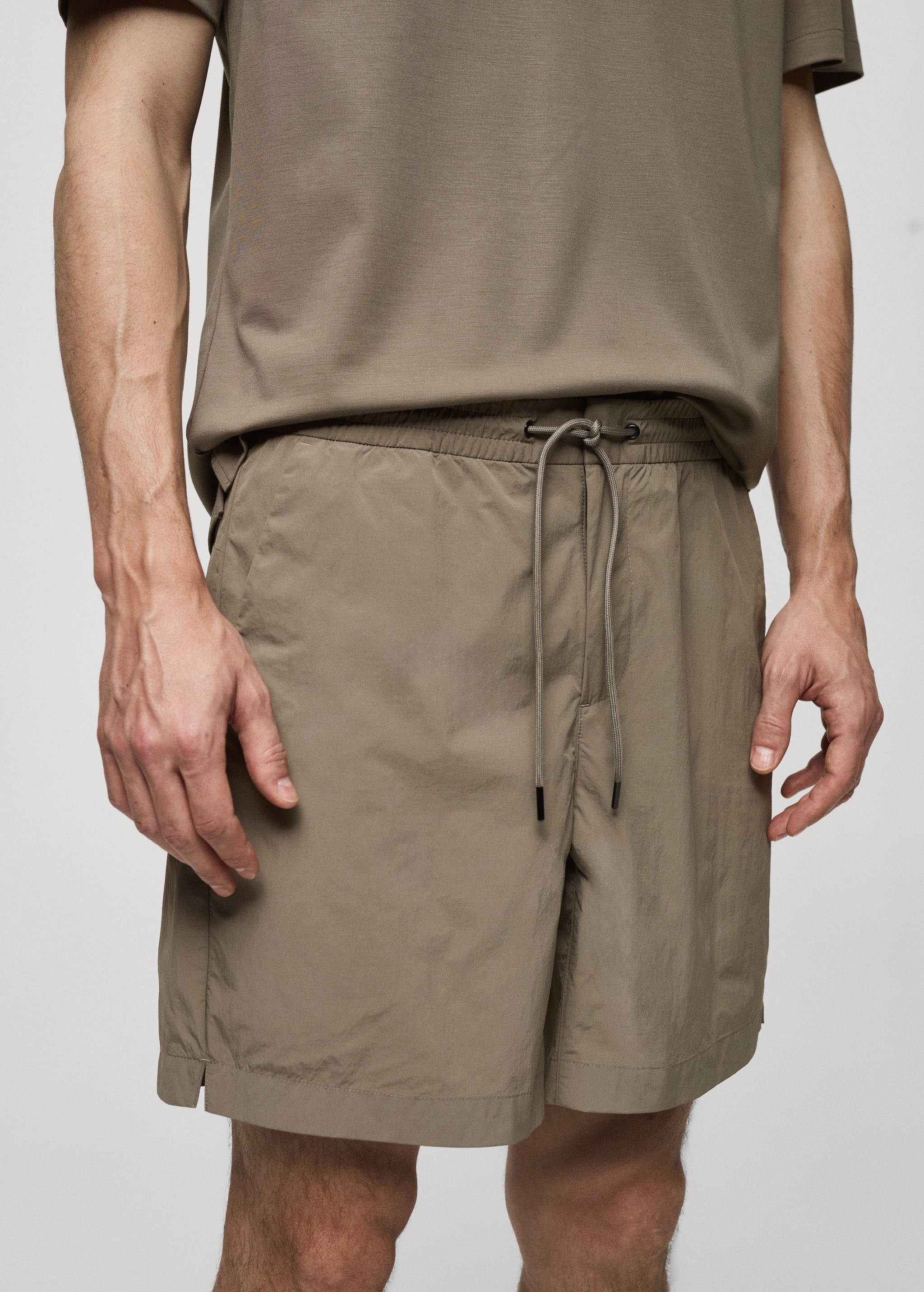 Water repellent drawstring Bermuda shorts - Details of the article 1