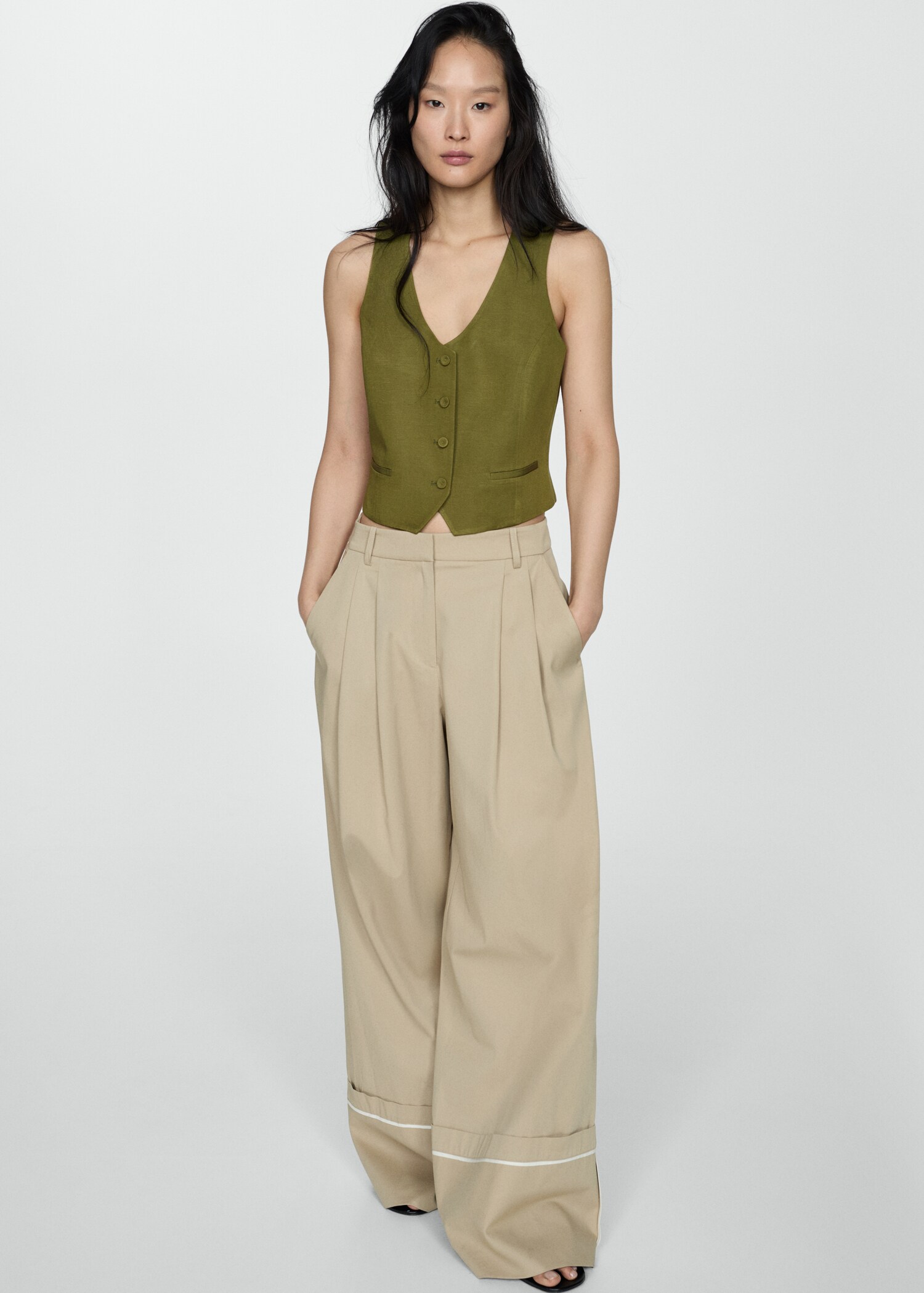 Linen waistcoat with buttons - Details of the article 2