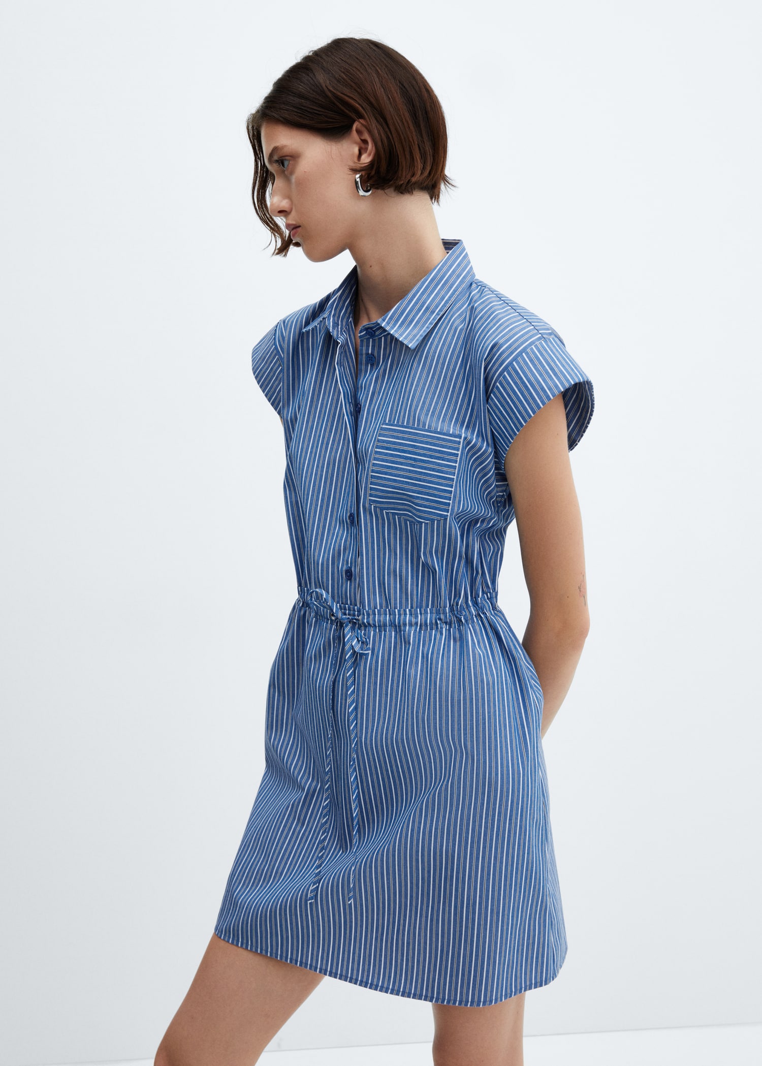 Robe rayée nœud - Plan moyen