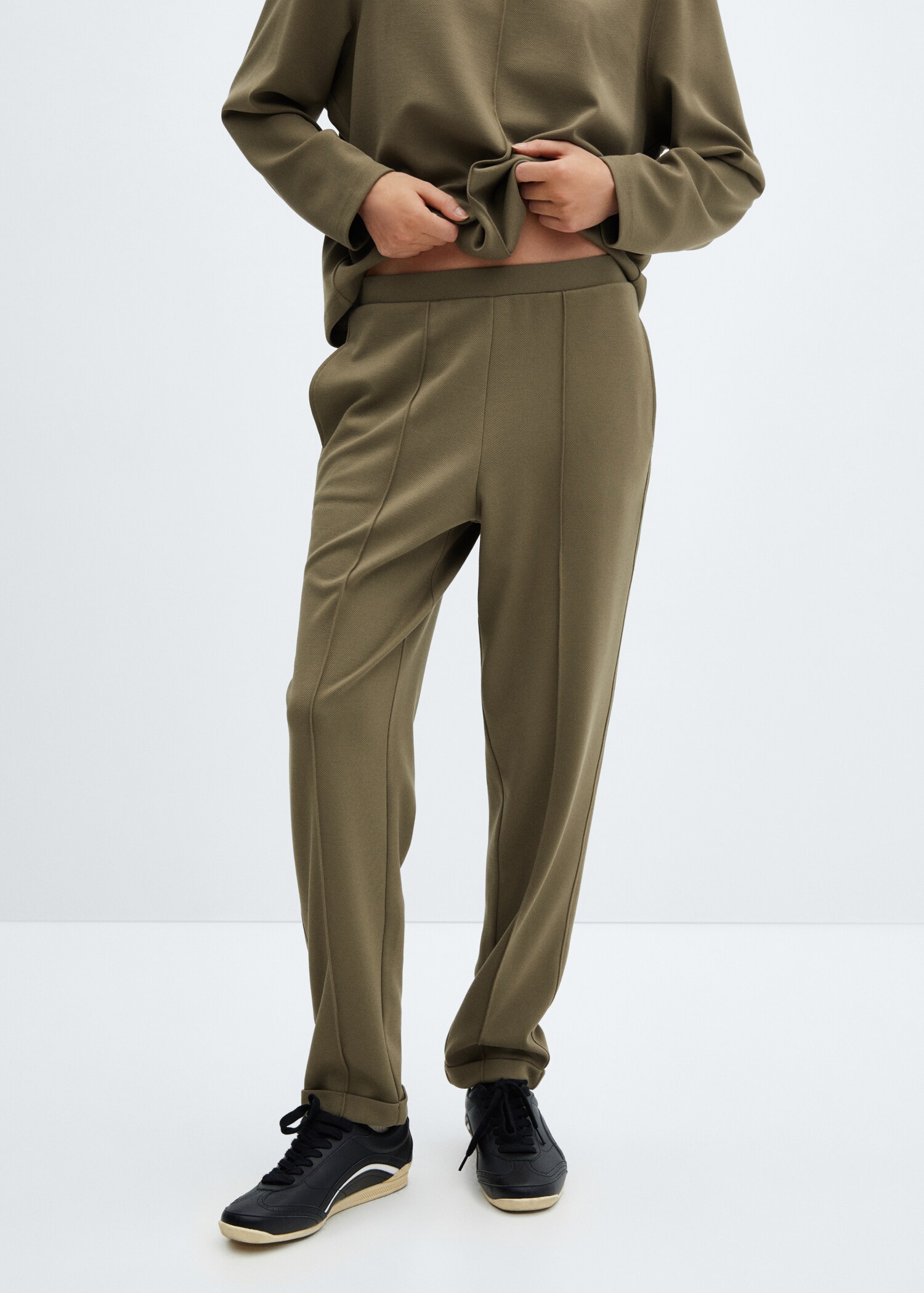 Pantalón jogger costuras - Plano medio