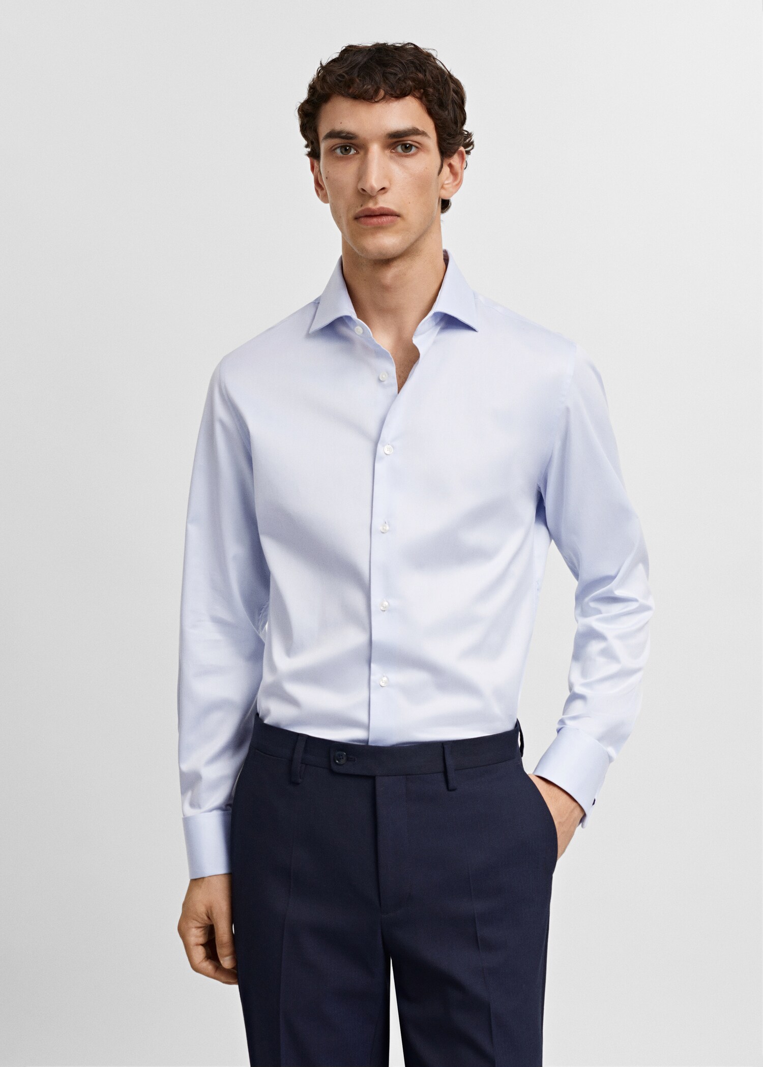 Cămașă de costum slim fit din țesătură twill cu butoni - Plan mediu