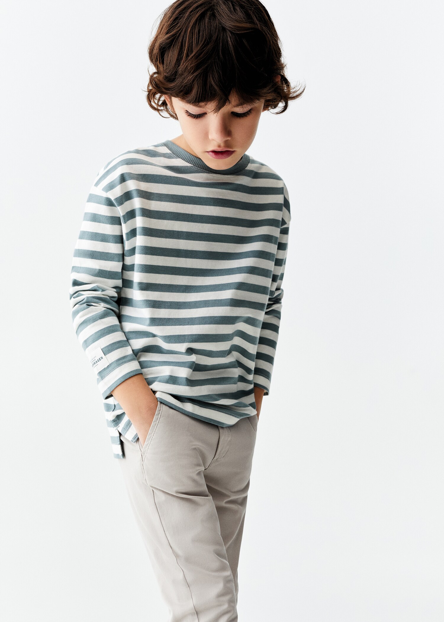 Striped long sleeves t-shirt - Середній план