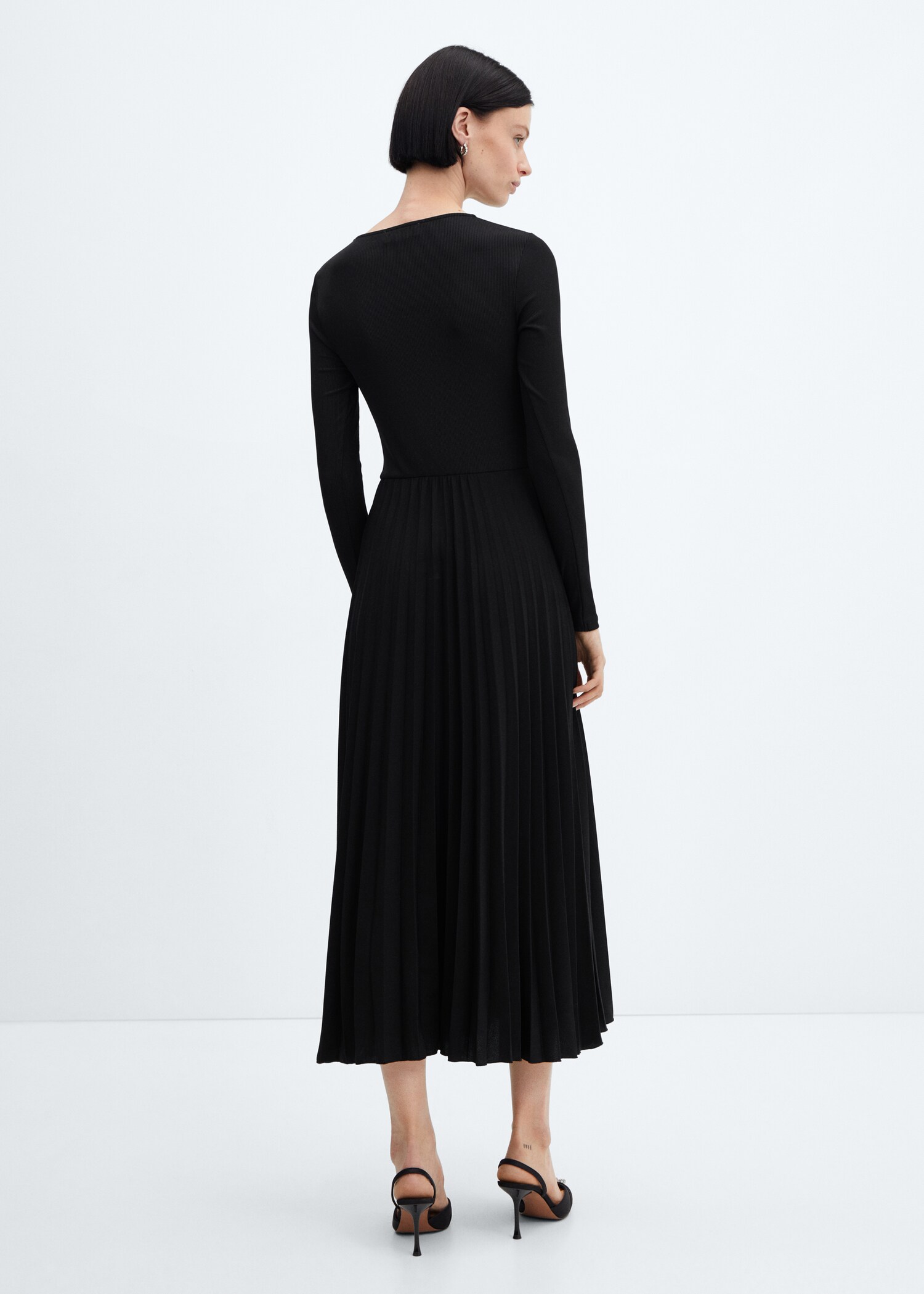 Pleated hem dress - Reverse of the article