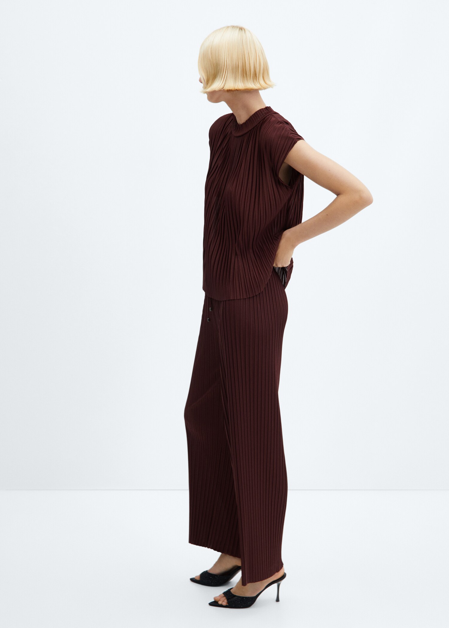 Short-sleeved pleated t-shirt - Details of the article 6