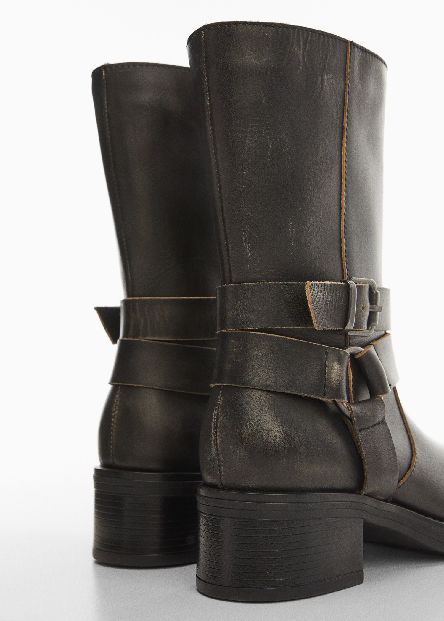 Buckles leather boots - Details of the article 1