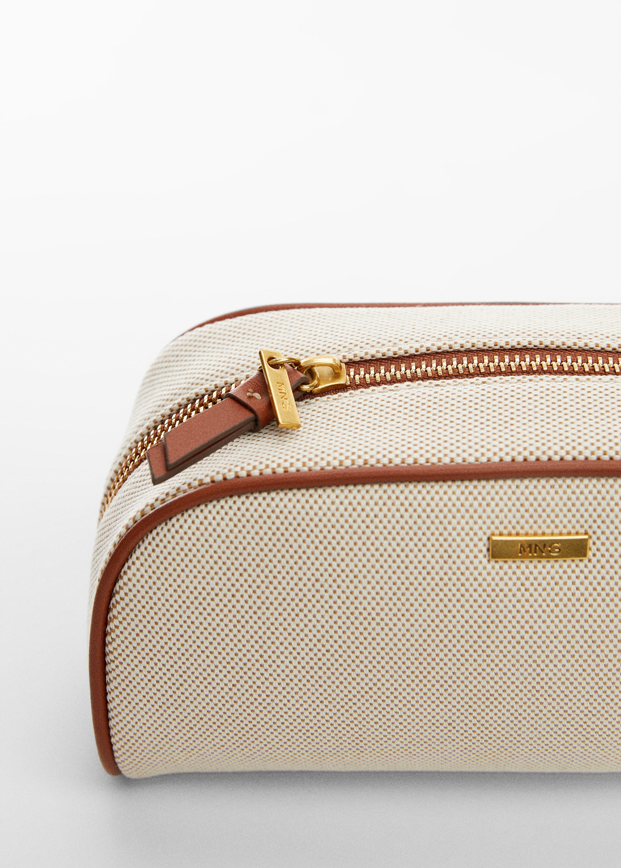 Contrasting design cosmetic bag - Details of the article 1