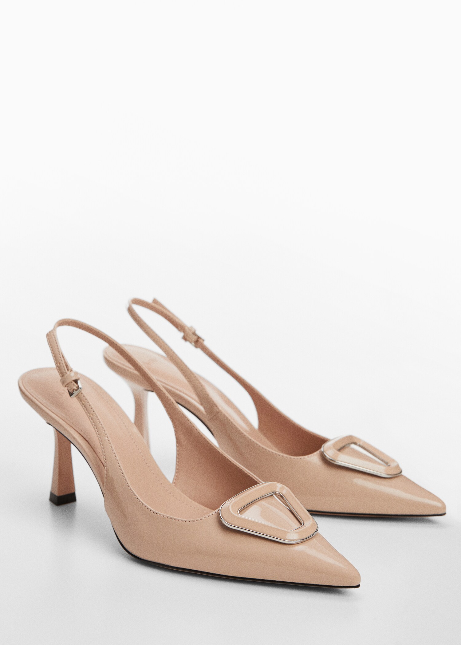 Chaussures vernies ouvertes à l’arrière - Plan moyen