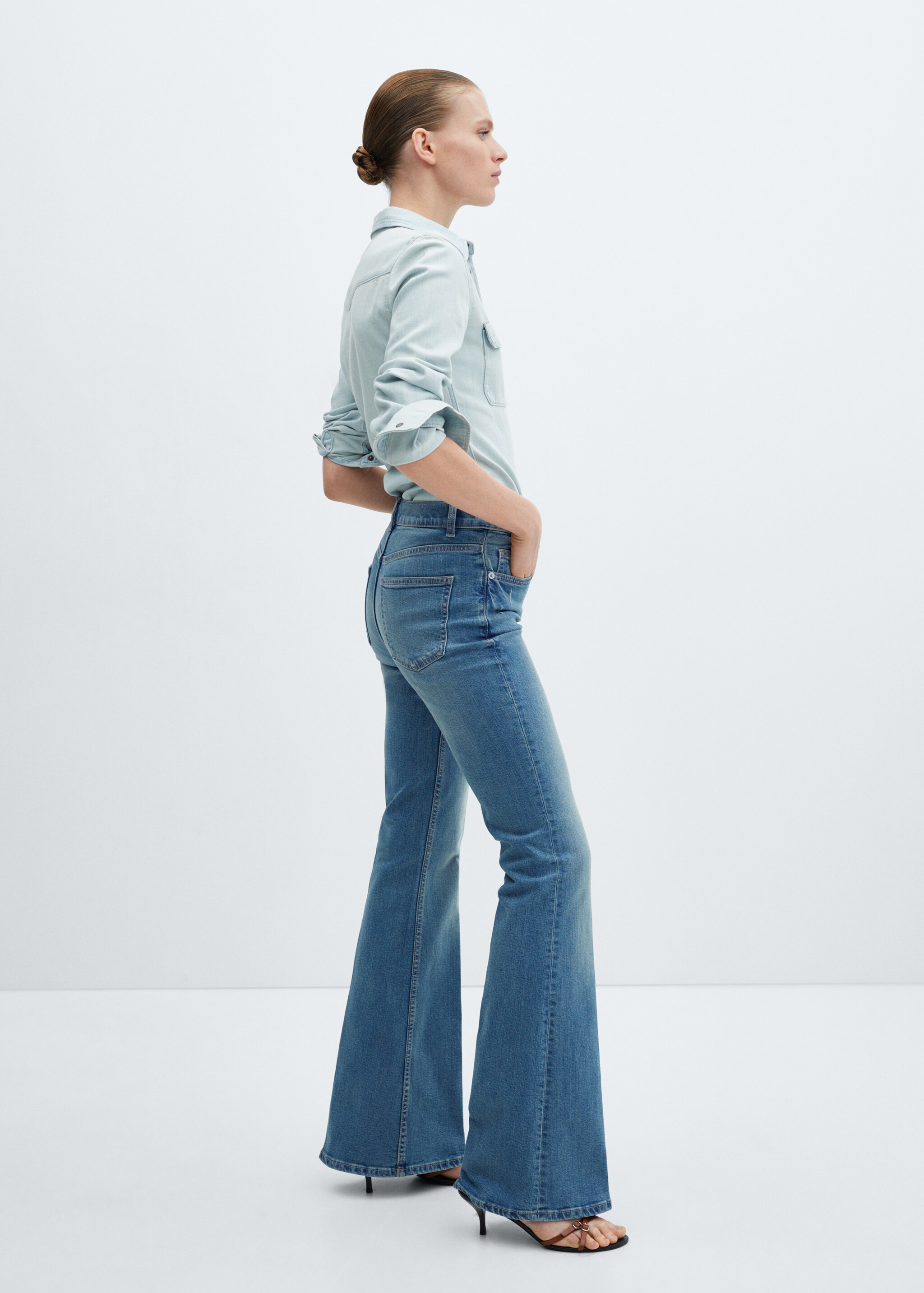 High-waist flared jeans - Details of the article 2