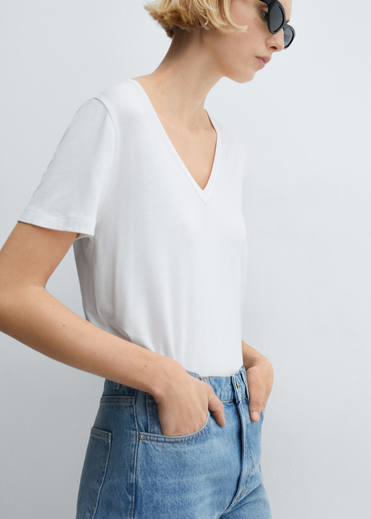 Camiseta cuello pico - Plano medio