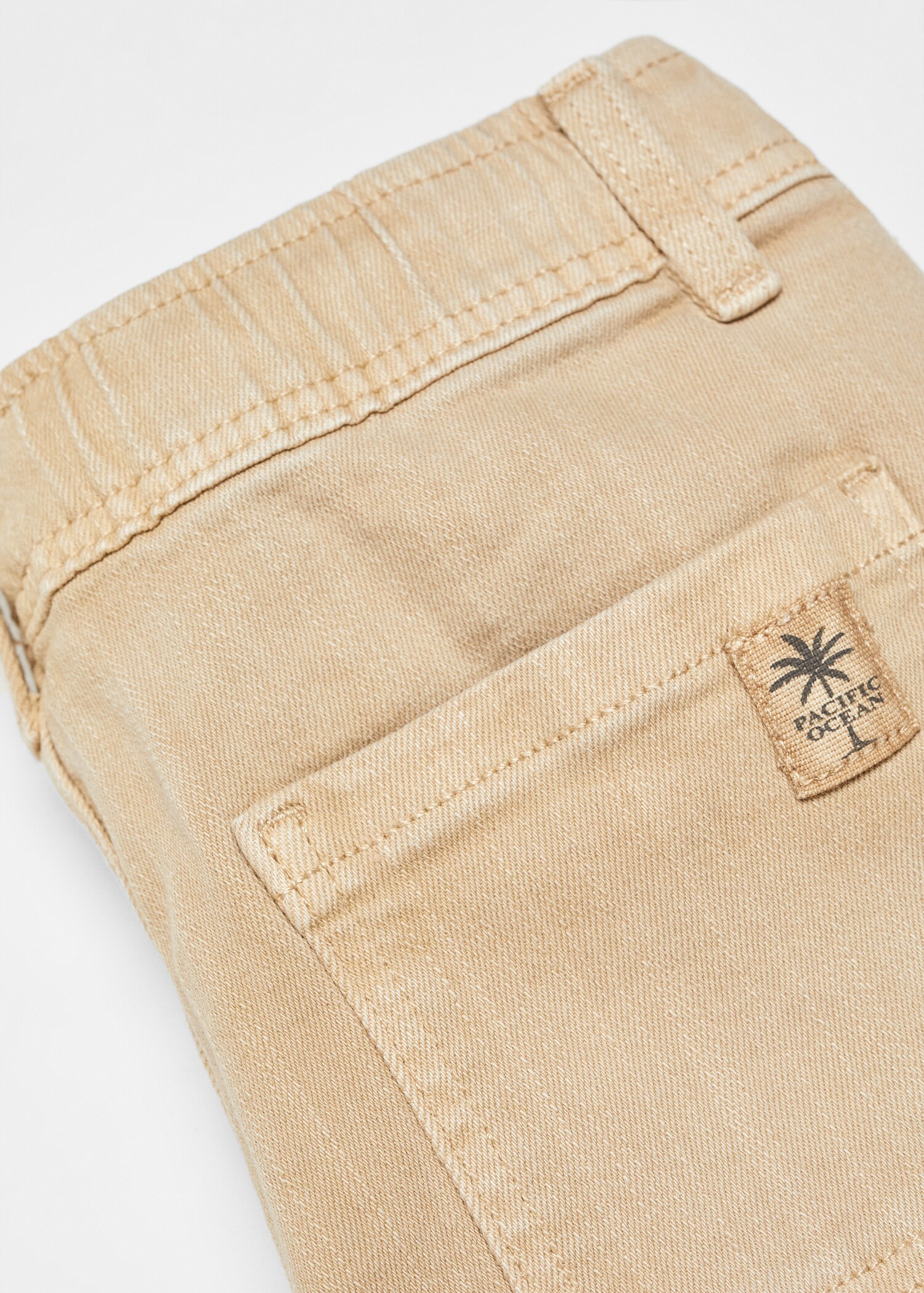 Cargo pockets Bermuda shorts - Details of the article 8